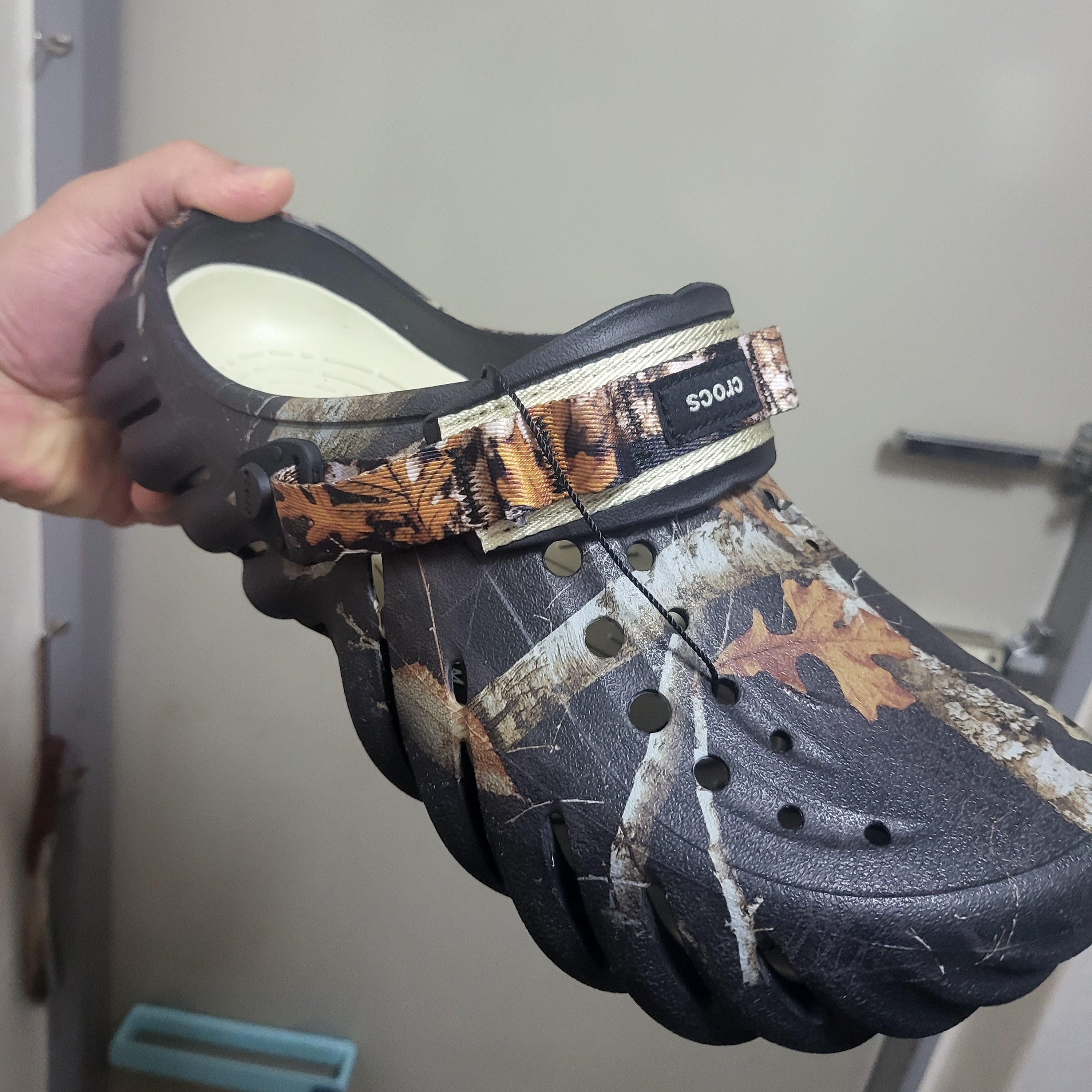 Crocs Echo Clog Real Tree Black 착용 스타일