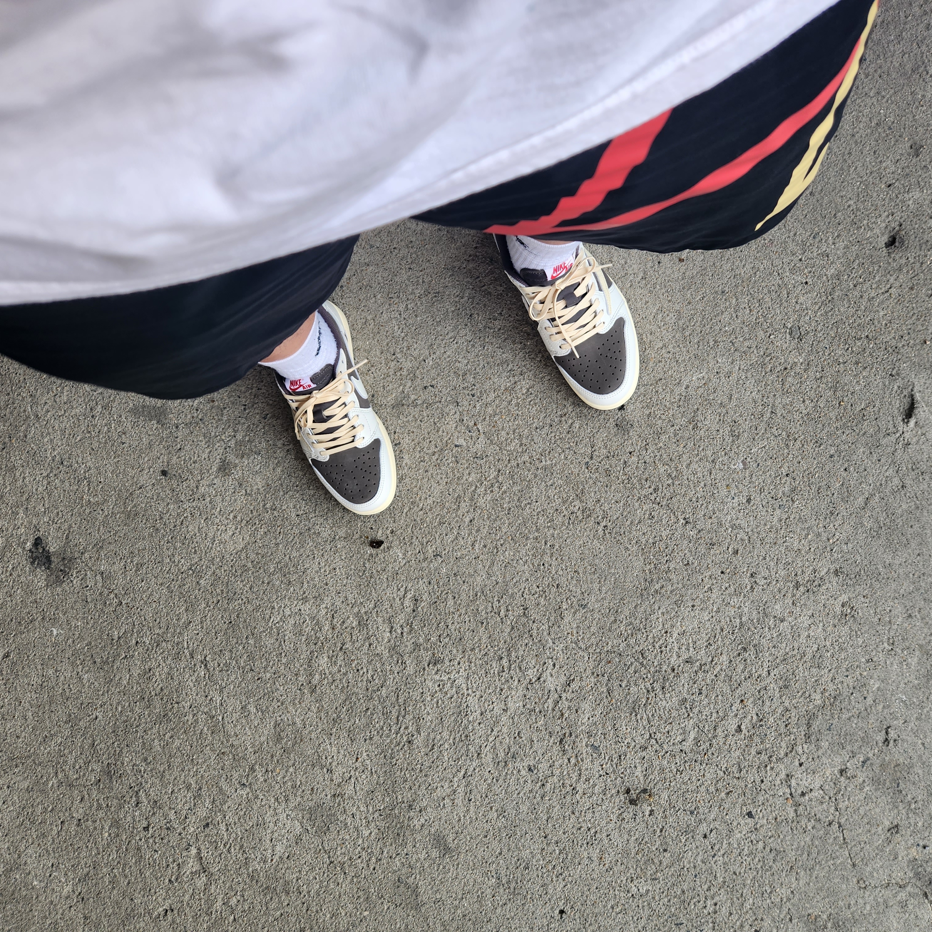 Jordan 1 x Travis Scott Retro Low OG SP Sail and Ridgerock 착용 스타일