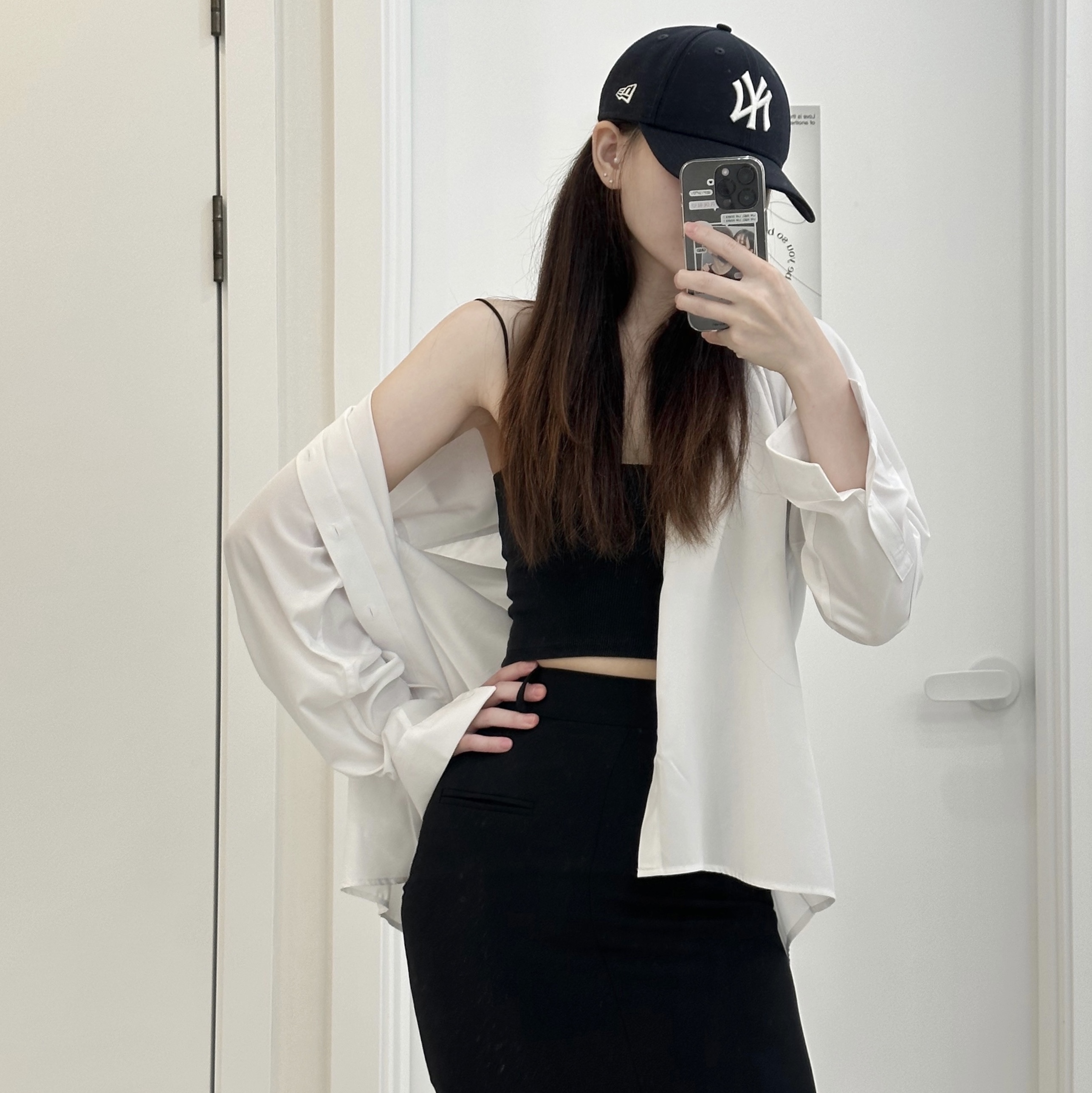 (W) Jordan 1 Low Black Siren Red 착용 스타일 - 3