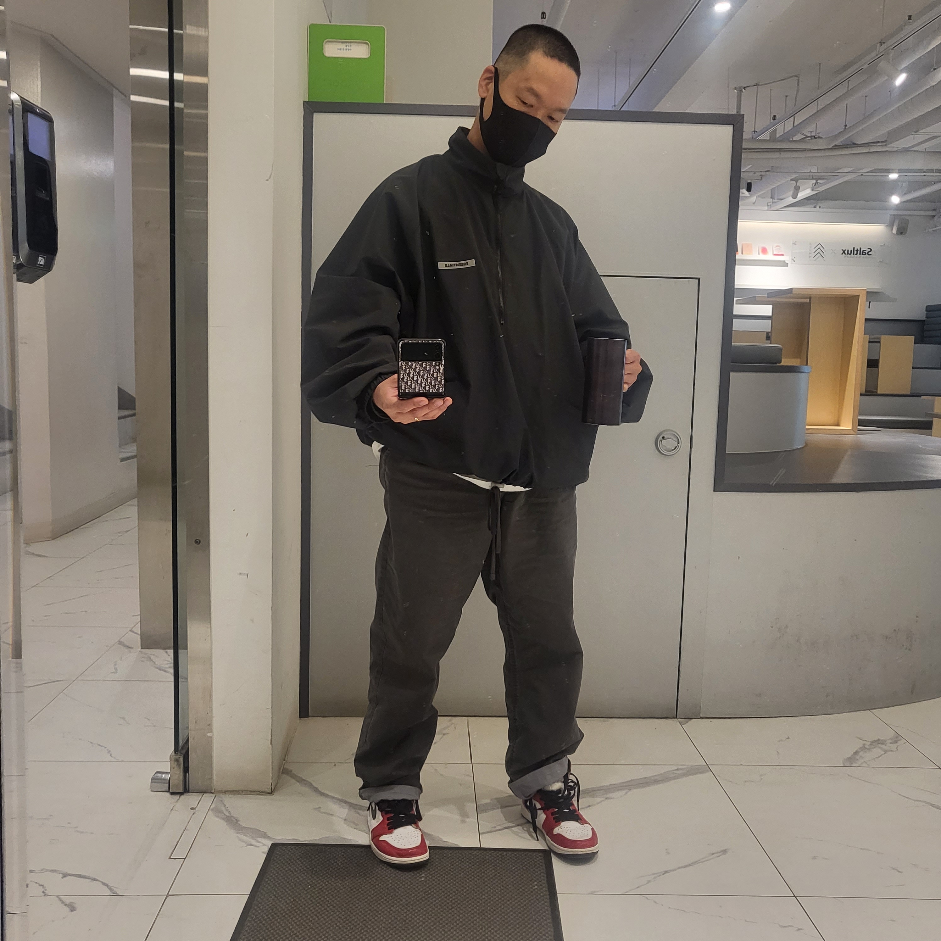 Essentials Track Jacket Black - 20FW, Jordan 1 Retro High OG Light Fusion Red 착용 스타일