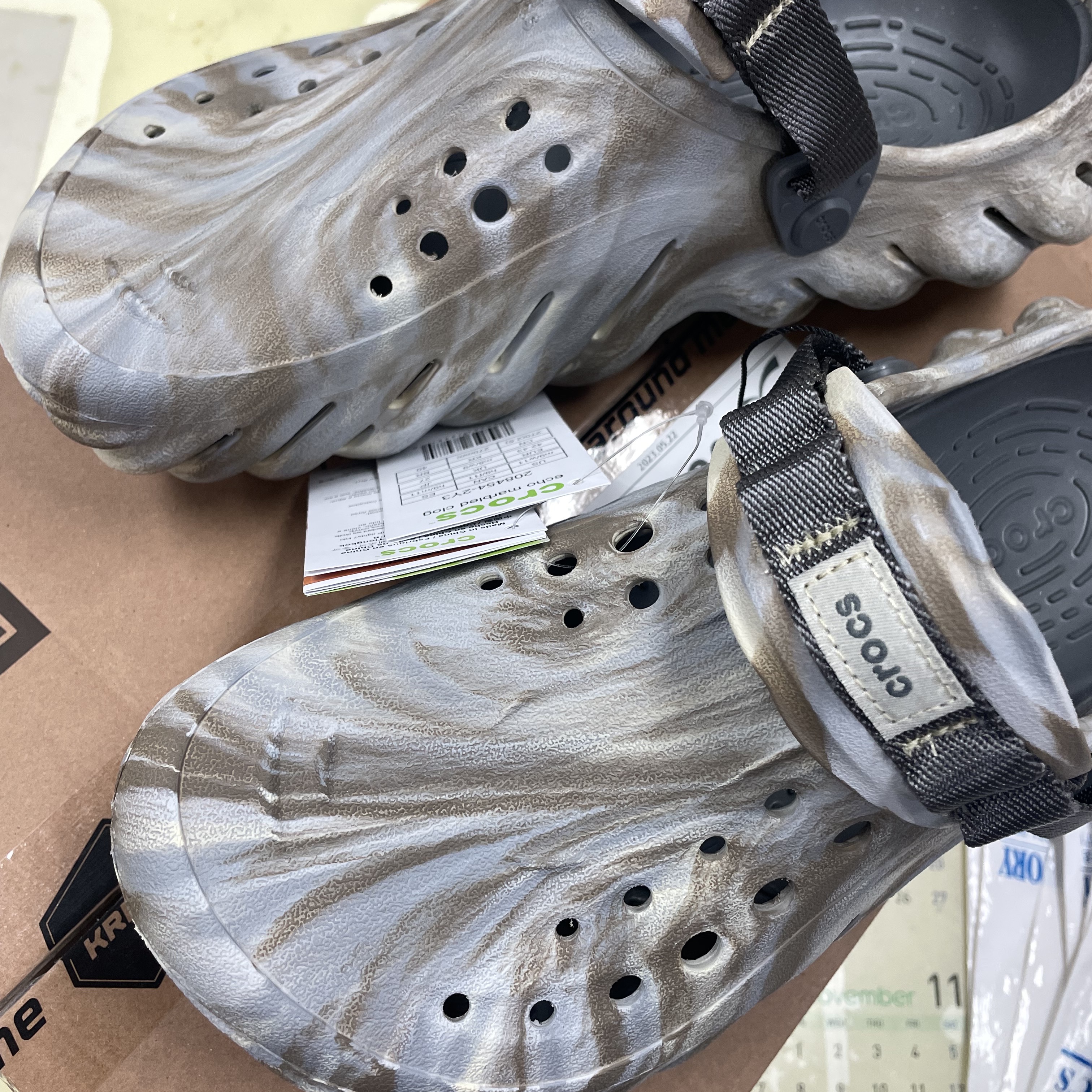 Crocs Echo Marbled Clog Bone Multi 착용 스타일