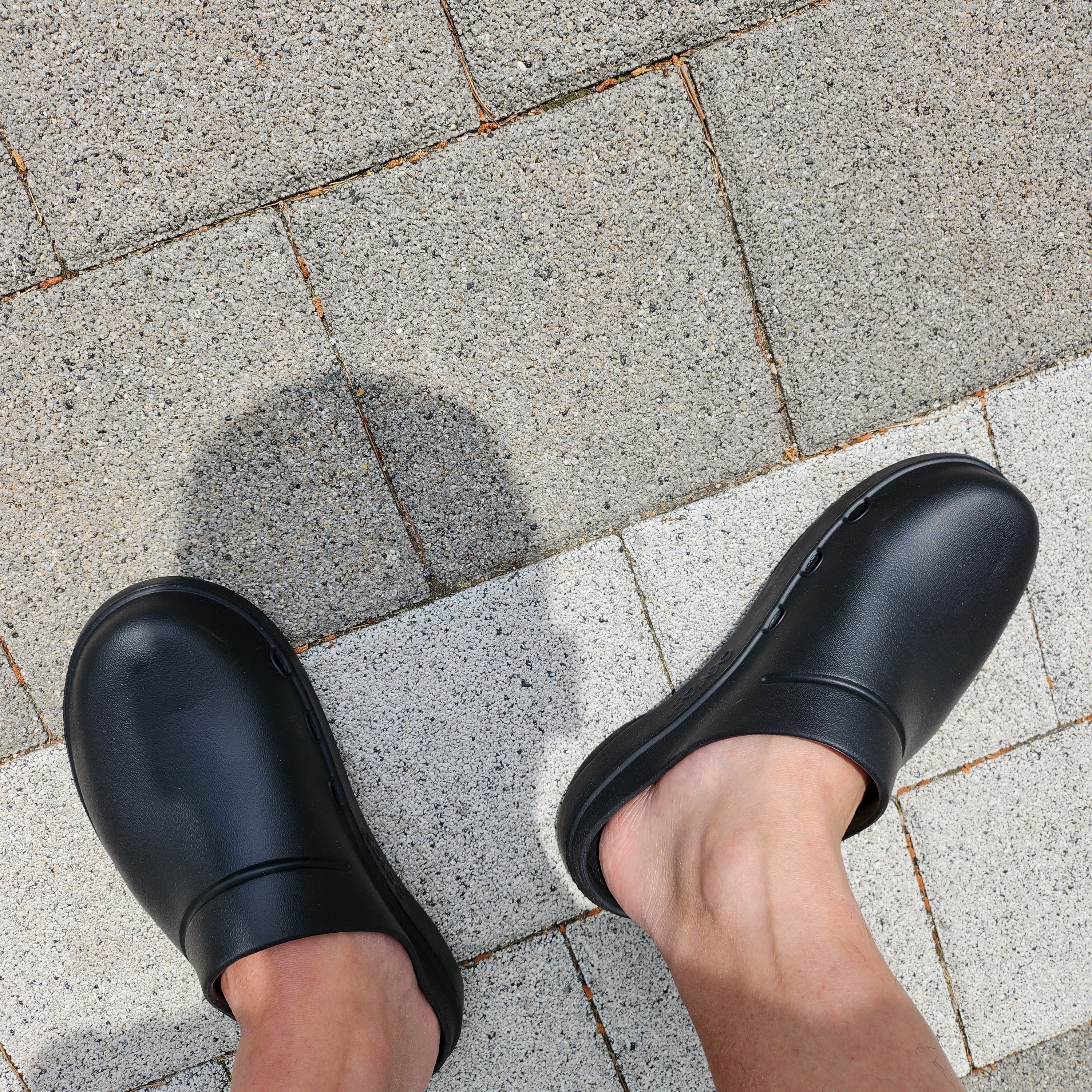 Oofos OOCloog Black 착용 스타일