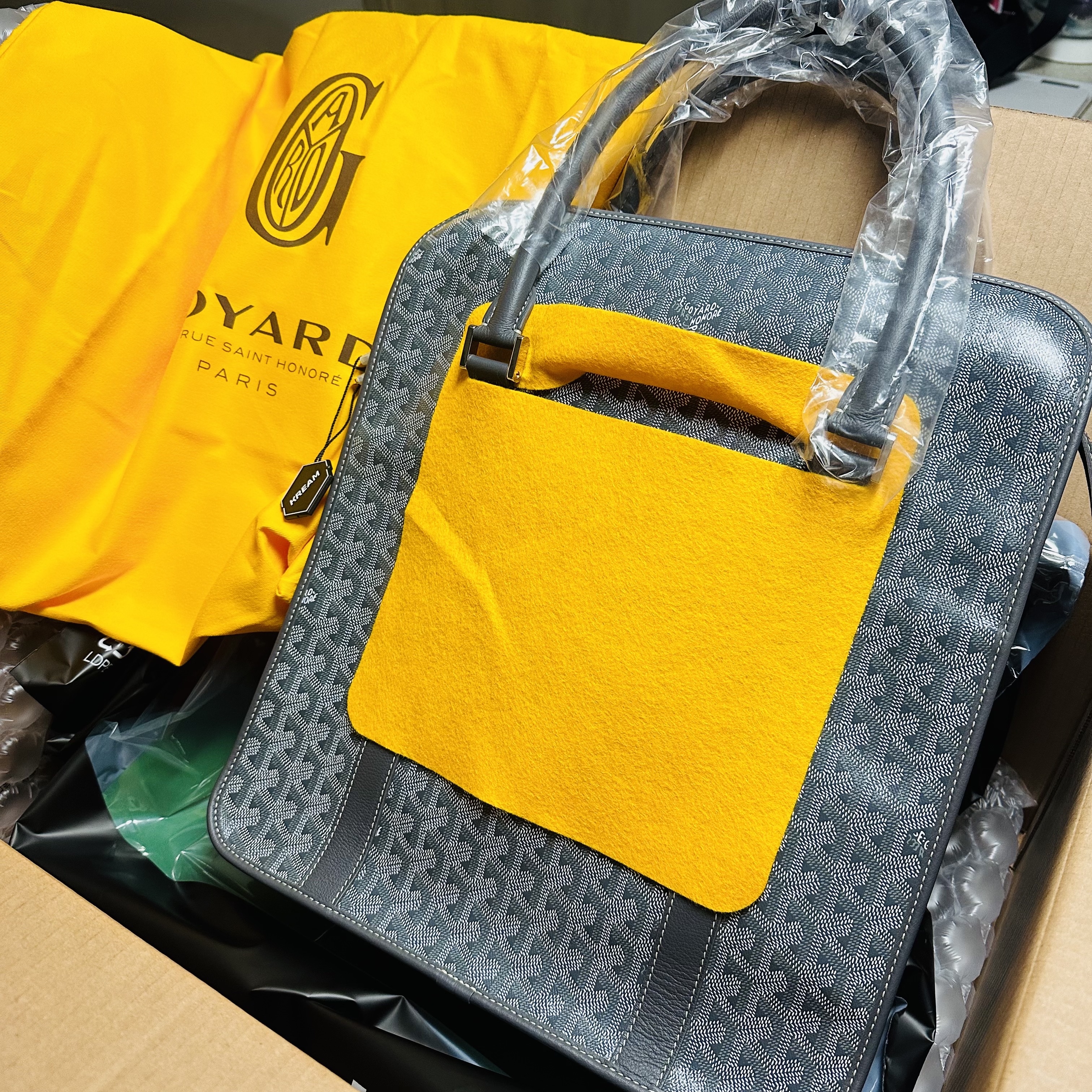 Goyard Bourgogne Bag Grey 착용 스타일