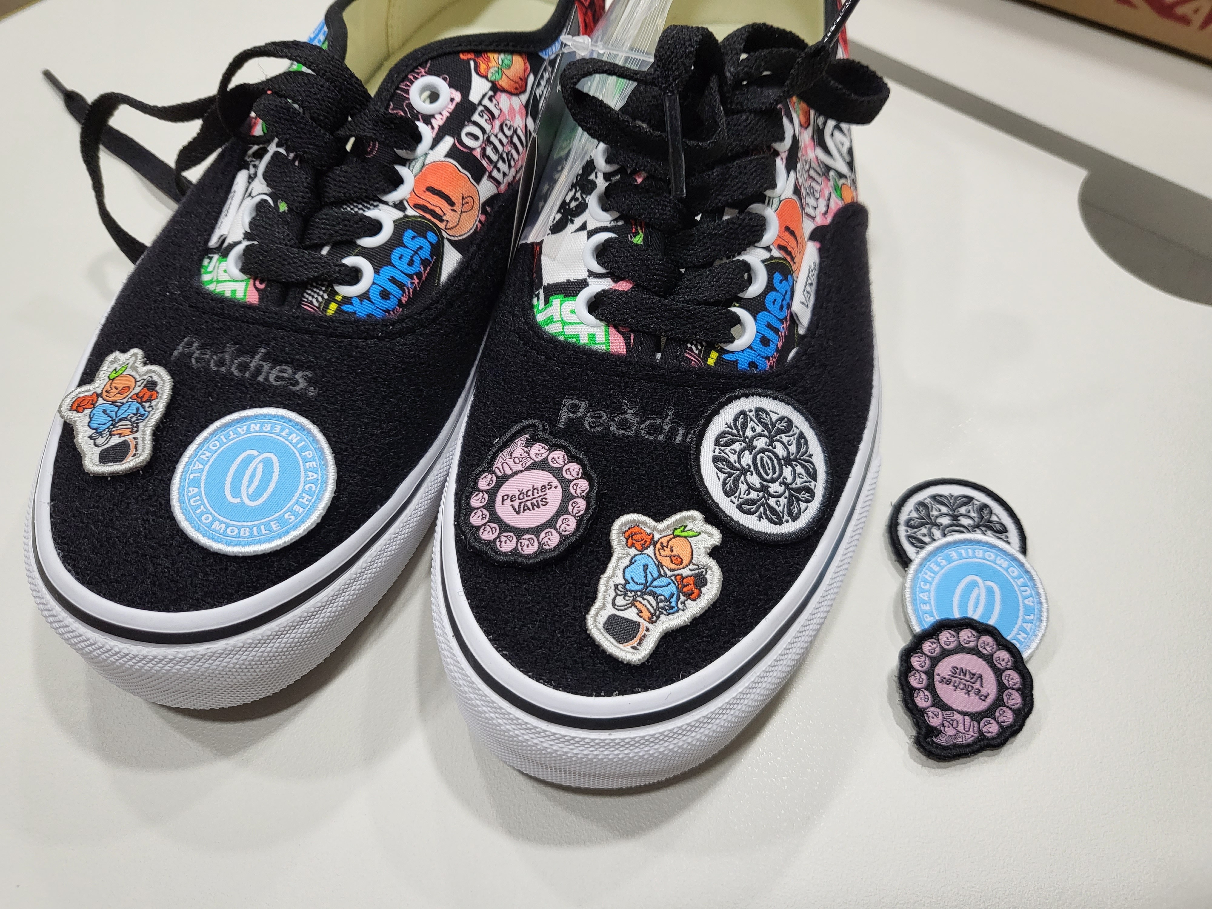 Vans x Peaches. Authentic Black Multi 착용 스타일