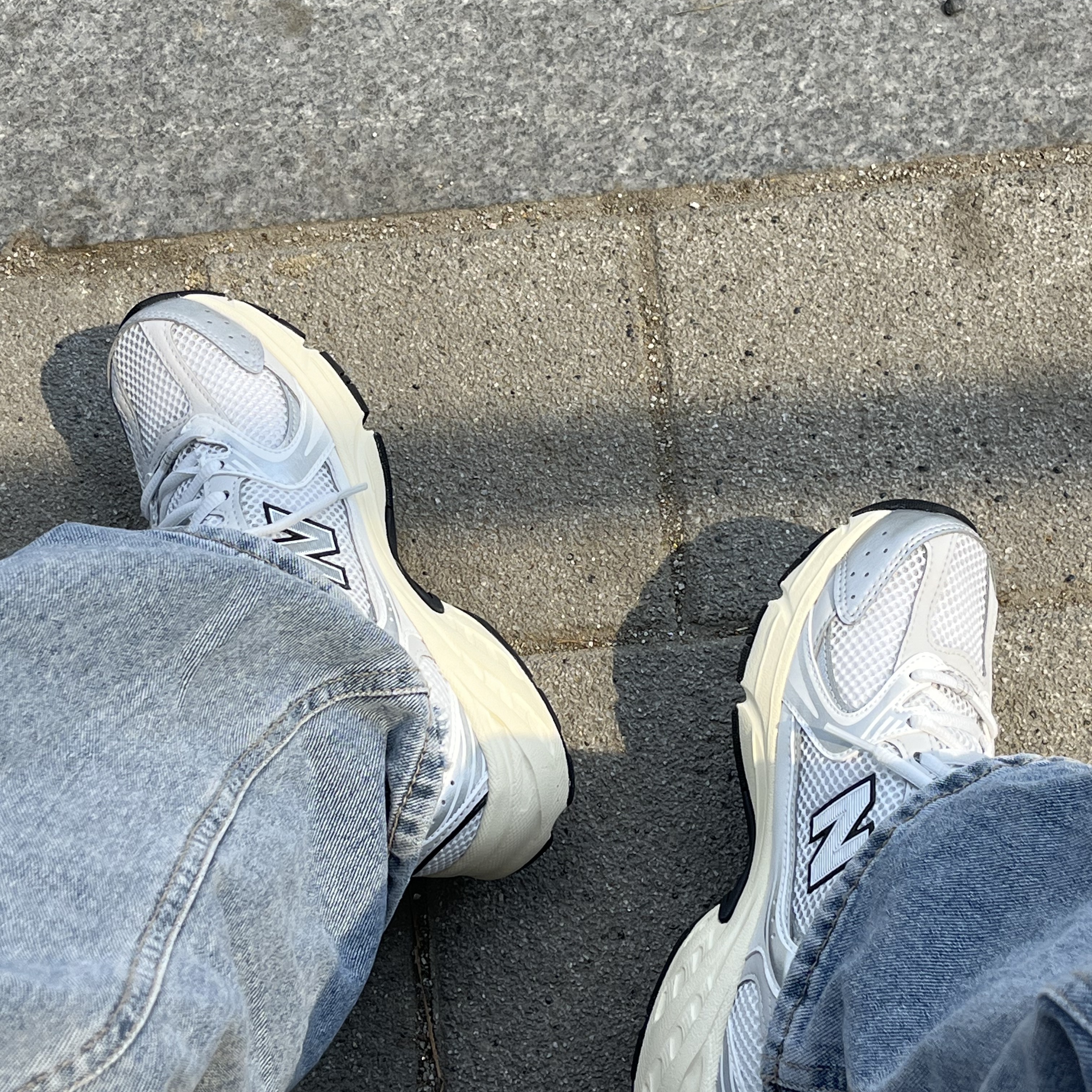New Balance 530 Silver Cream 착용 스타일