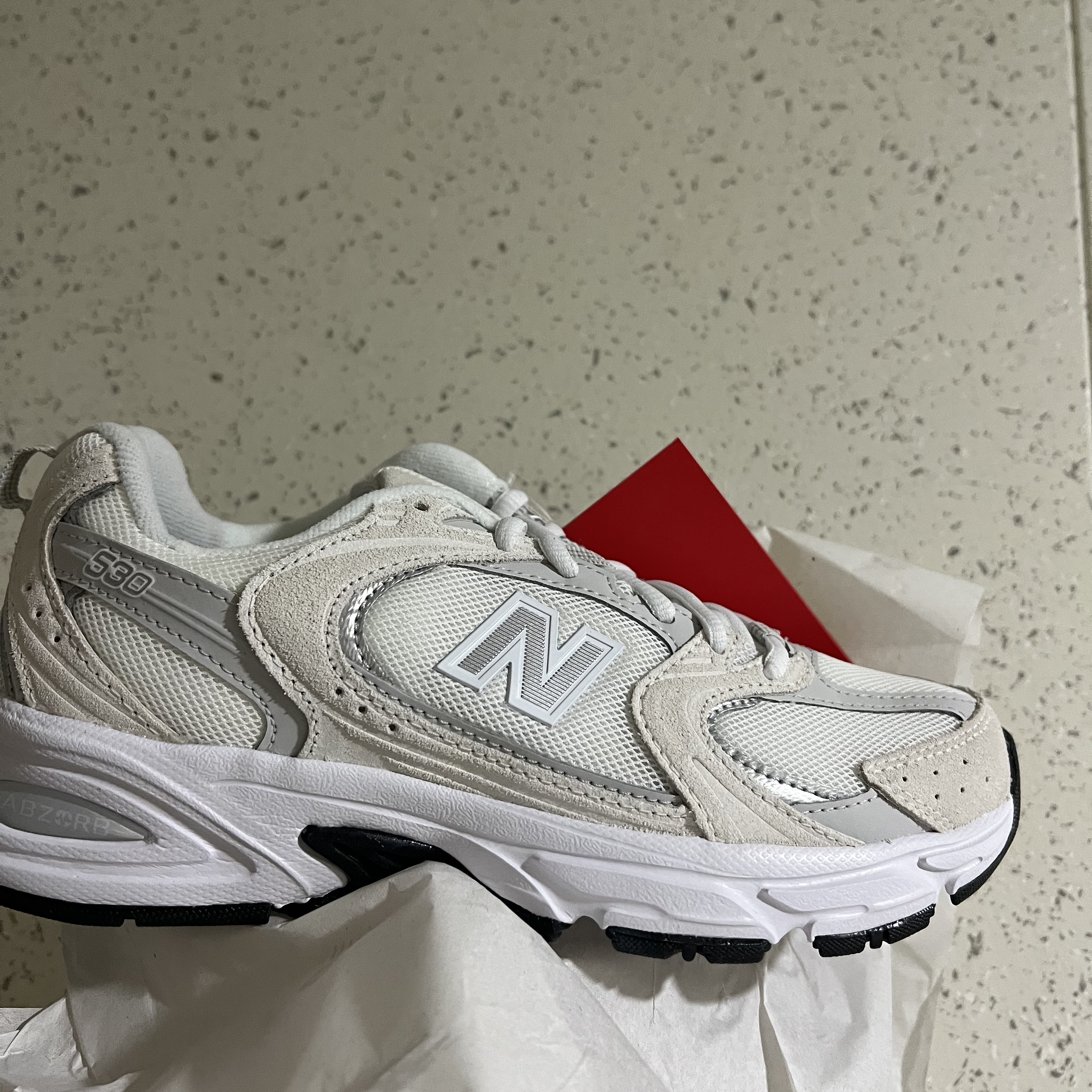 New Balance 530 White Grey 착용 스타일 - 1