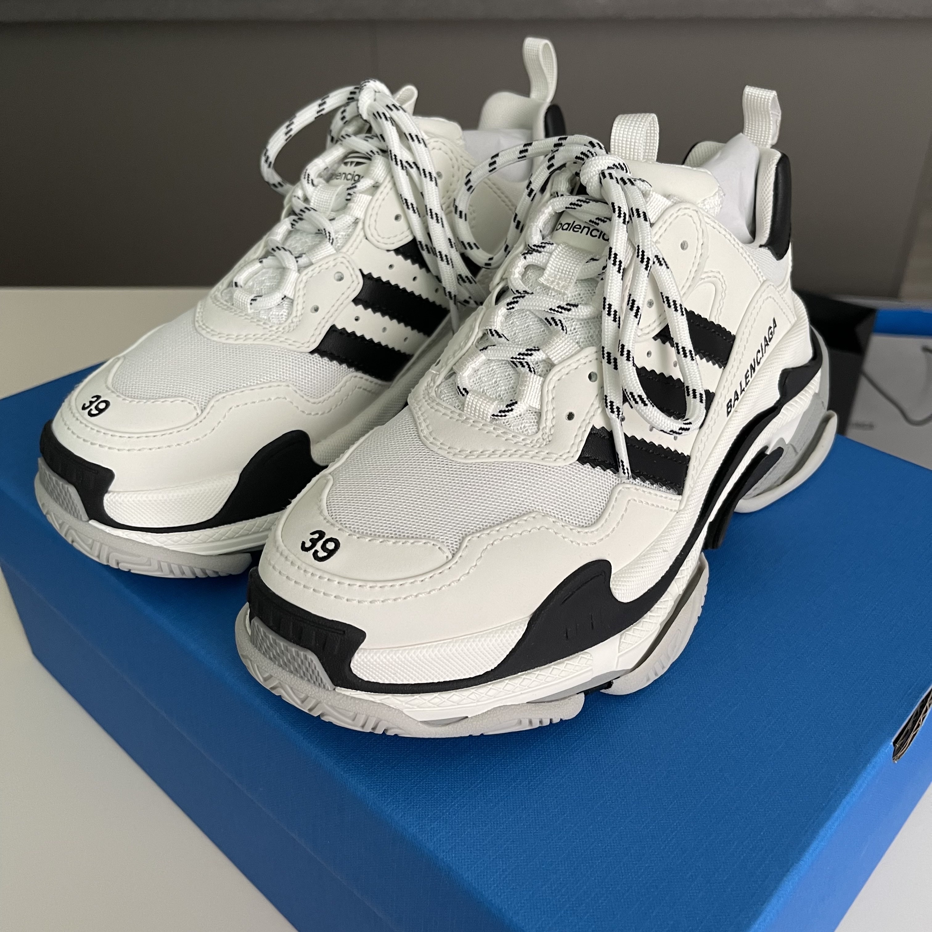 Balenciaga x Adidas Triple S Sneakers White Black 착용 스타일 - 3