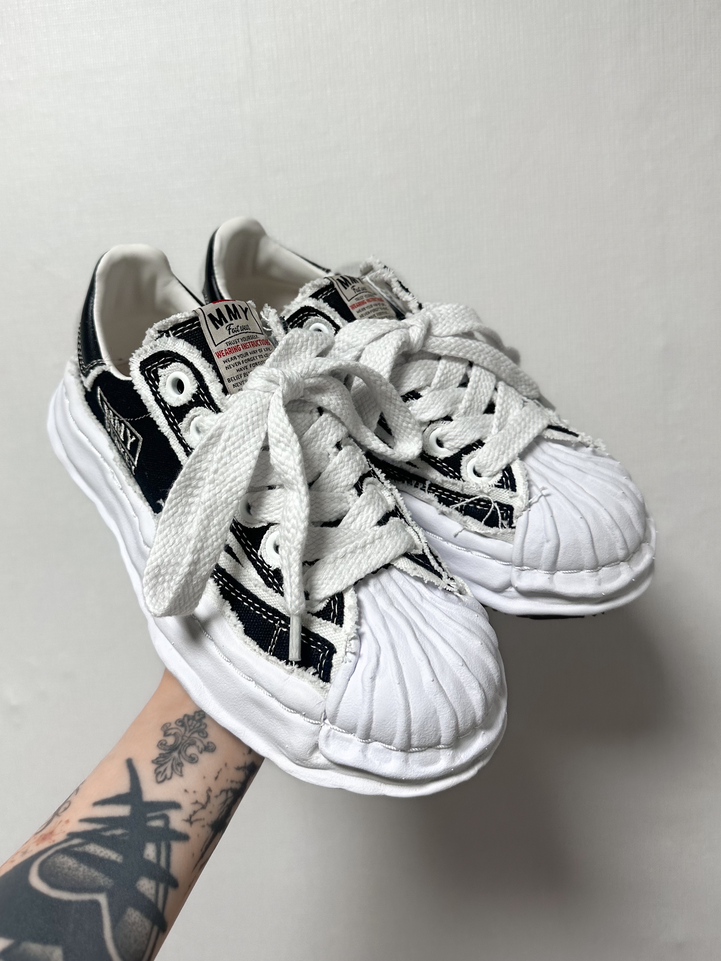 Maison Mihara Yasuhiro Blakey OG Sole OH Canvas Low-top Sneakers Black 착용 스타일 - 1