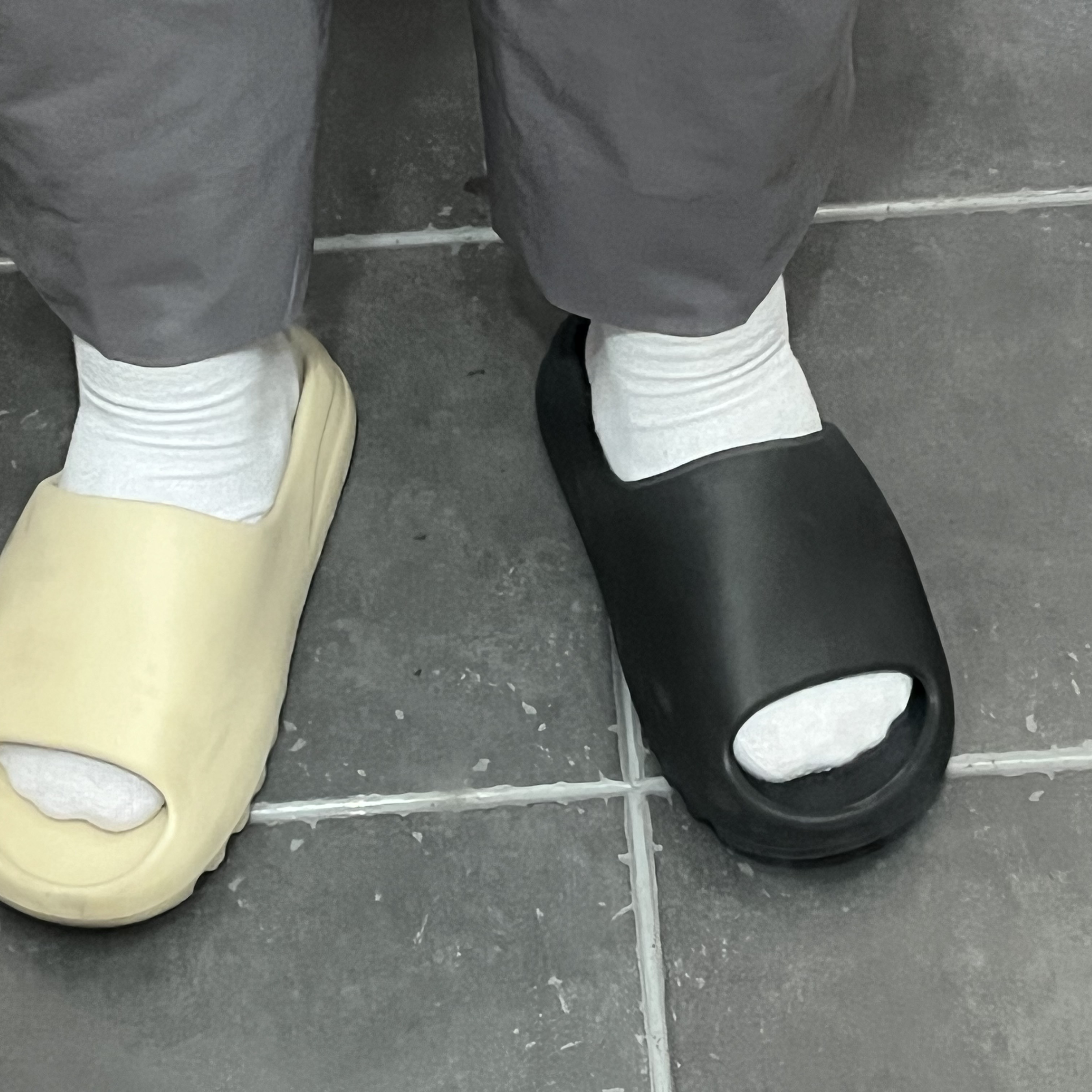 Adidas Yeezy Slide Onyx, Adidas Yeezy Slide Bone 2022/2023 착용 스타일 - 1