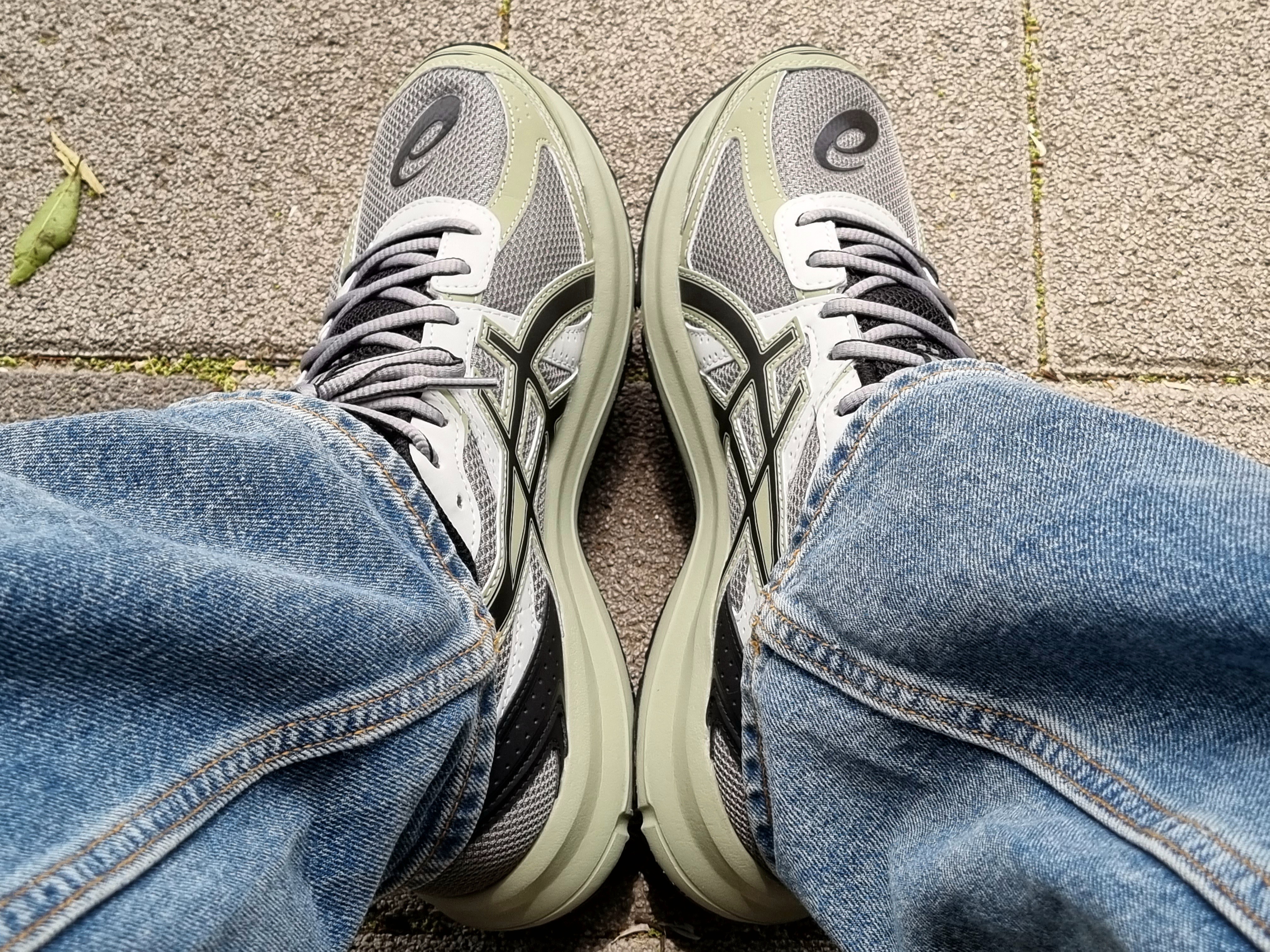 Asics Jog 100 S Sheet Rock - 2E Wide 착용 스타일 - 1