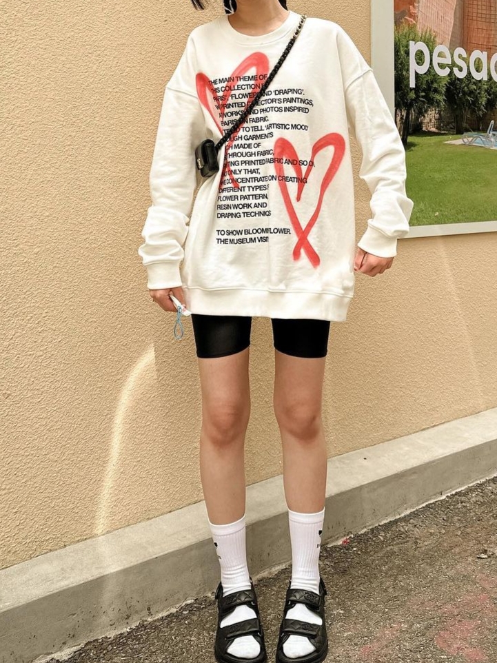 [KREAM 단독] The Museum Visitor Heart Sprayed Sweatshirt White -22PF 착용 스타일 - 2