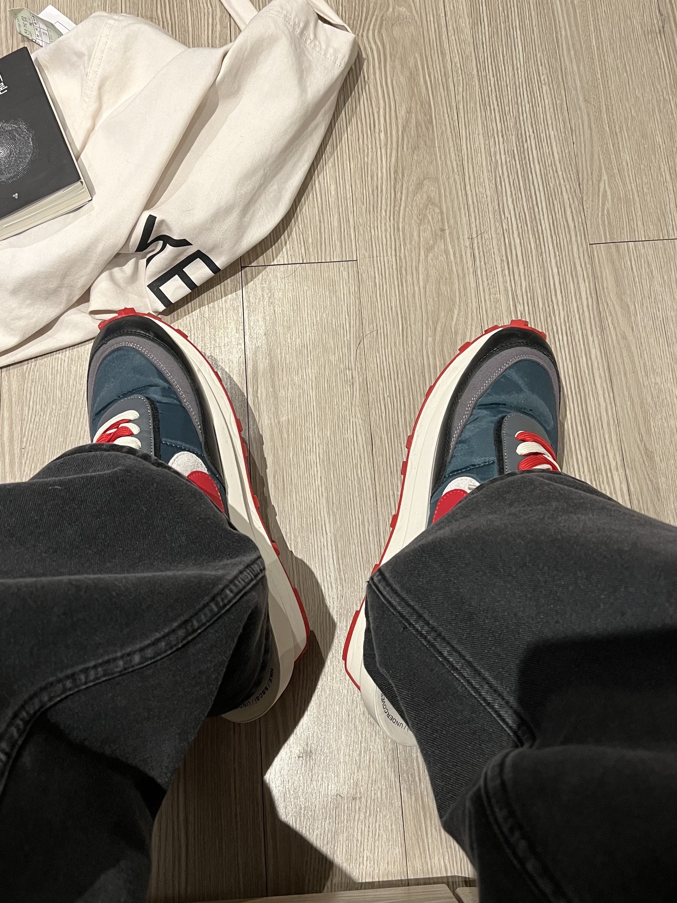 Maison Kitsune Fox Head Tote Bag Ecru, Nike x Sacai x Undercover LDWaffle Midnight Spruce University Red 착용 스타일 - 5