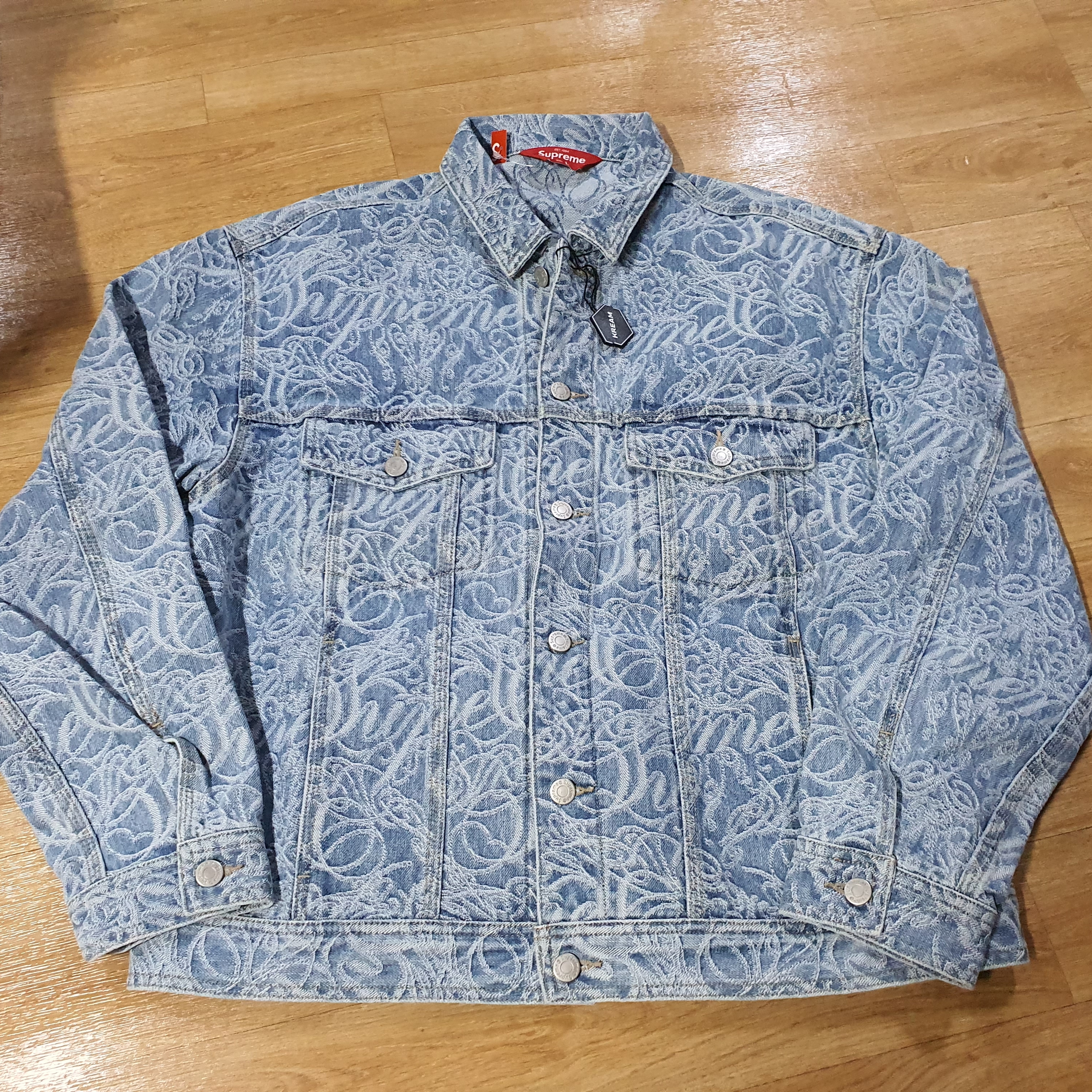 Supreme Script Jacquard Denim Trucker Jacket Washed Blue - 22FW 착용 스타일