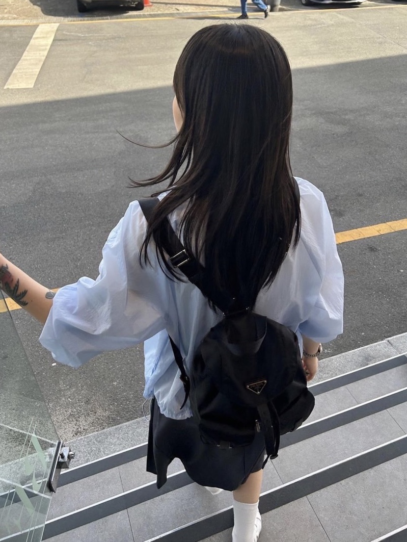 Prada Re-Nylon Small Backpack Black 착용 스타일