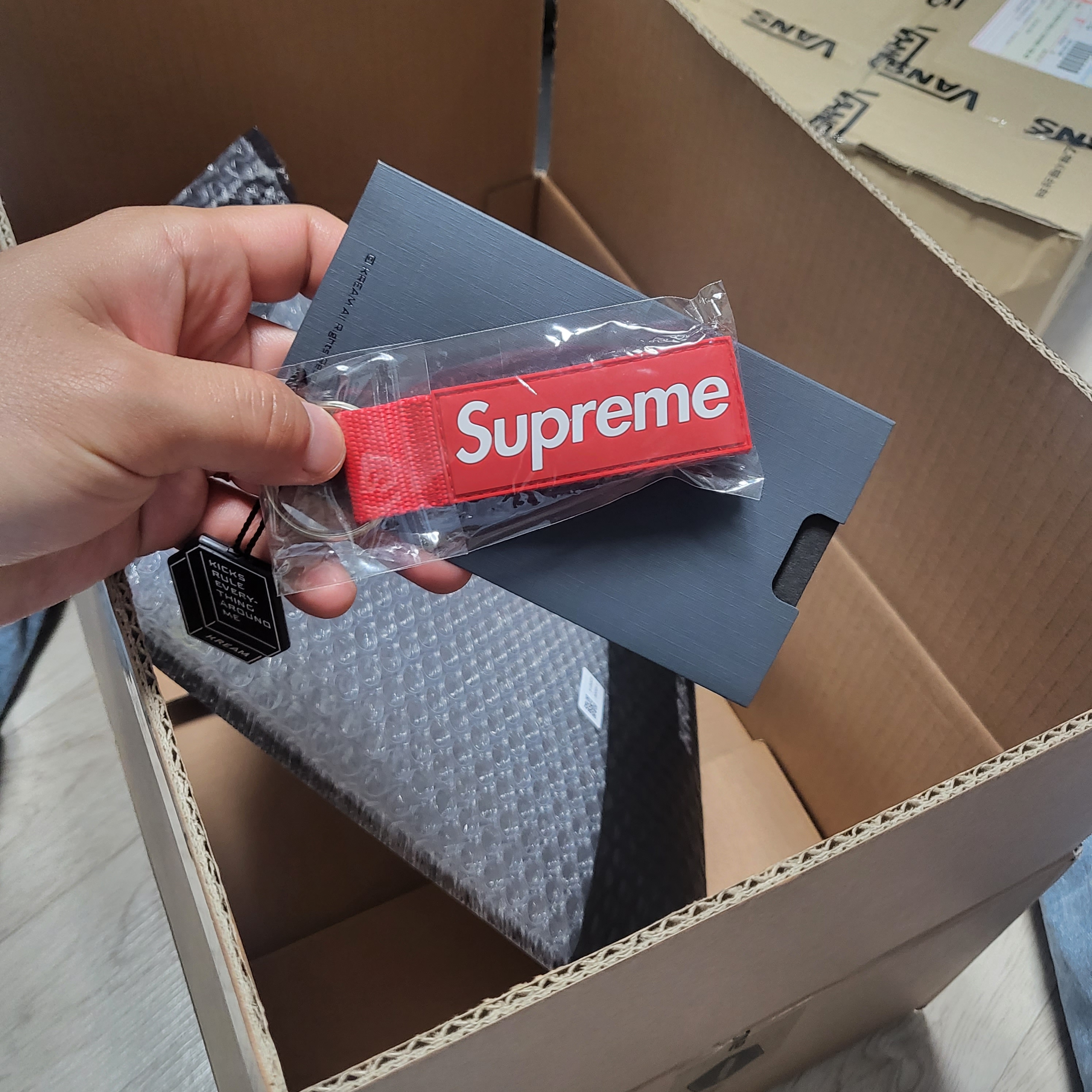 Supreme Webbing Keychain Red - 23SS, Vans x Peaches. Cap Black 착용 스타일 - 4