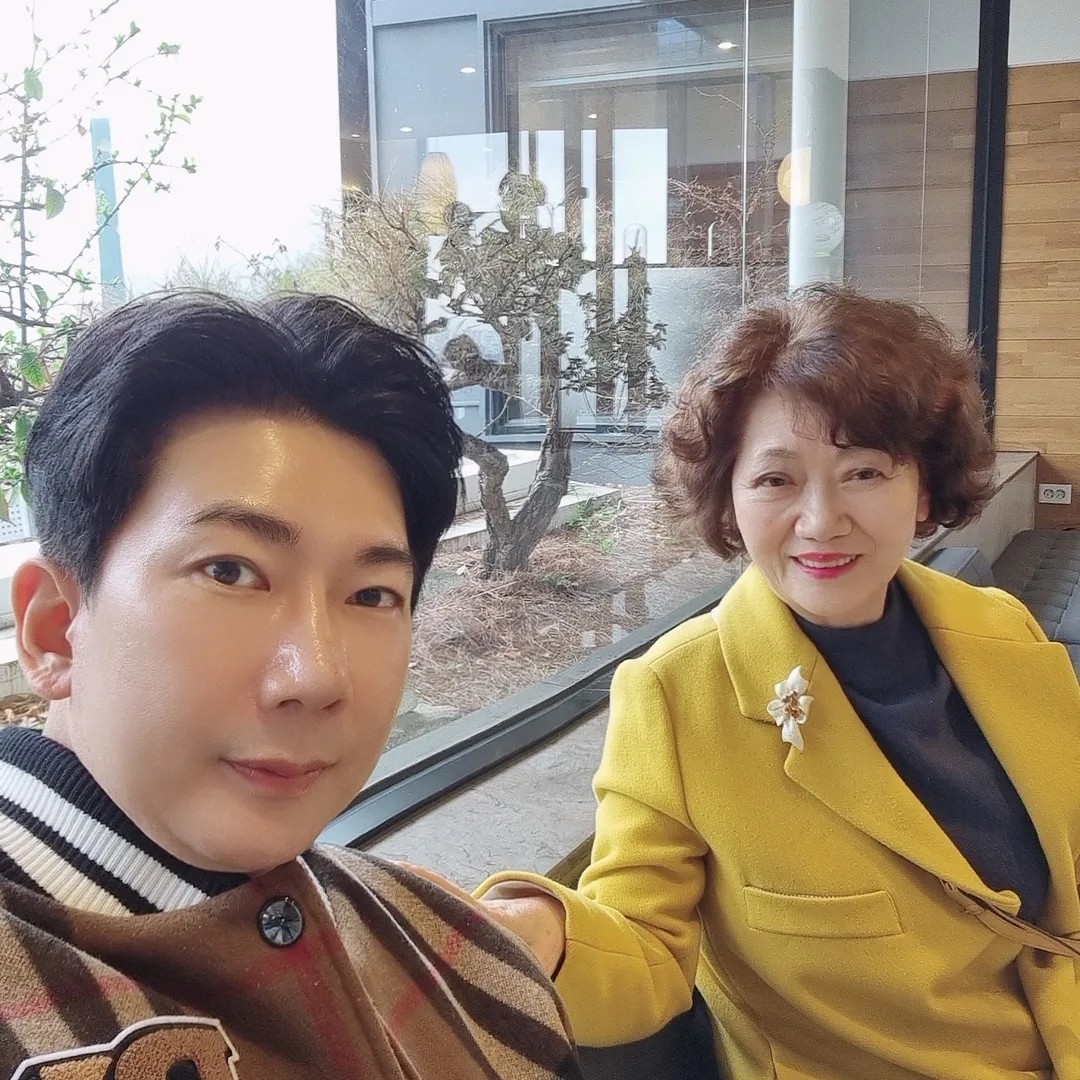 Burberry Felton Check Varsity Jacket Dark Dark Birch Brown 착용 스타일 - 2