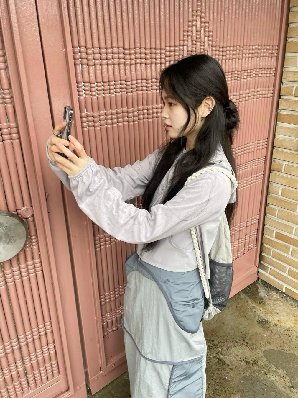 Art Of Field Off The Shoulder Hooded Jacket Light Gray, Art Of Field Flap Pocket Long Skirt Blue 착용 스타일 - 2