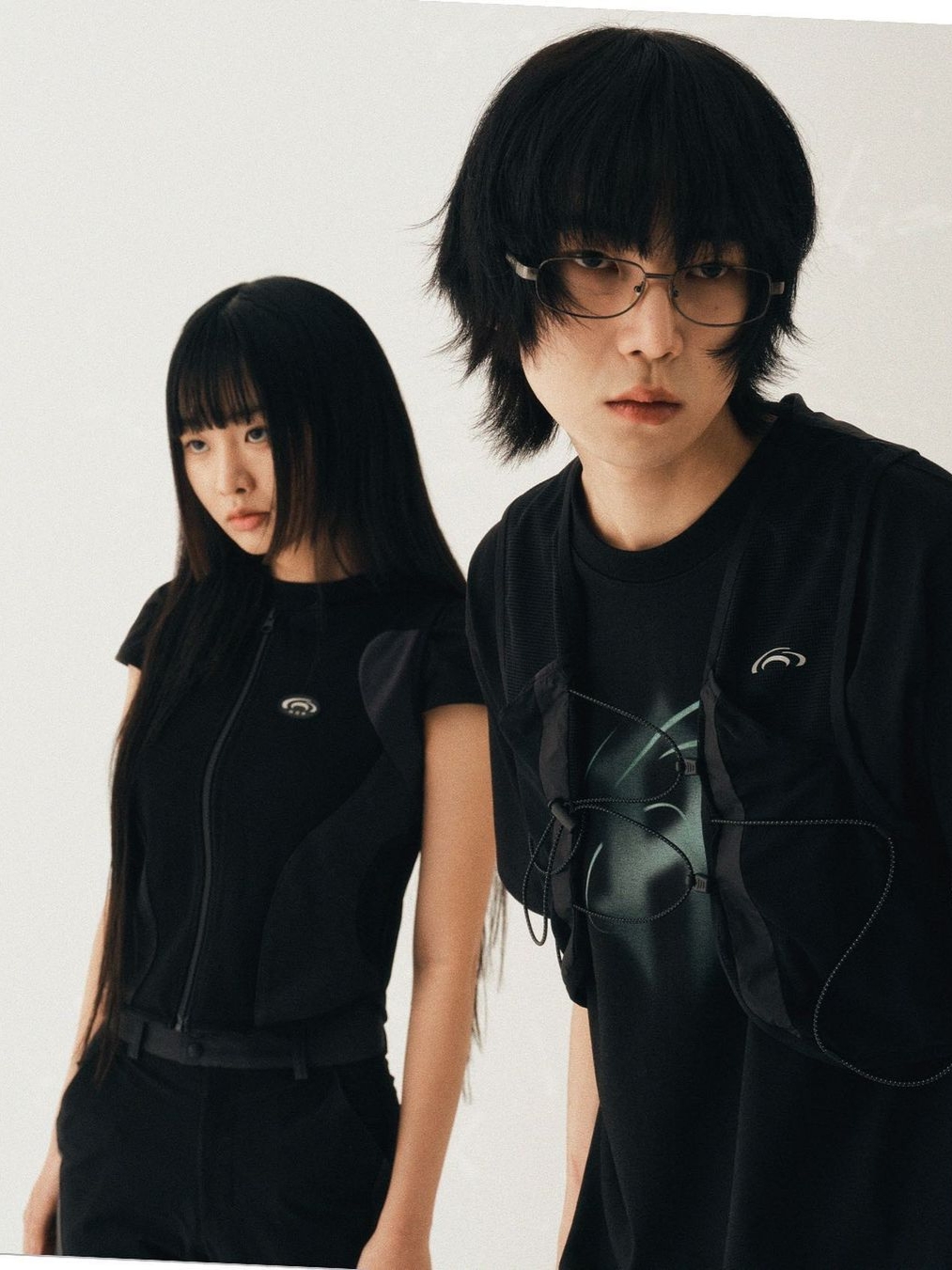 Art of Field Trail Graphic Short Sleeved T-Shirt Black, Art of Field Bootscut Long Pants Black 착용 스타일 - 2