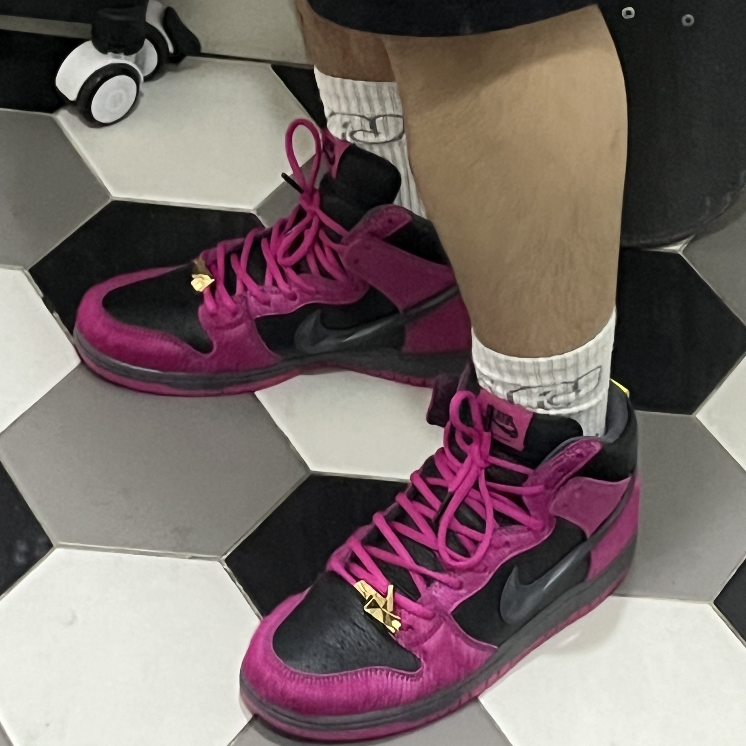 Nike x Run The Jewels SB Dunk High Active Pink and Black 착용 스타일