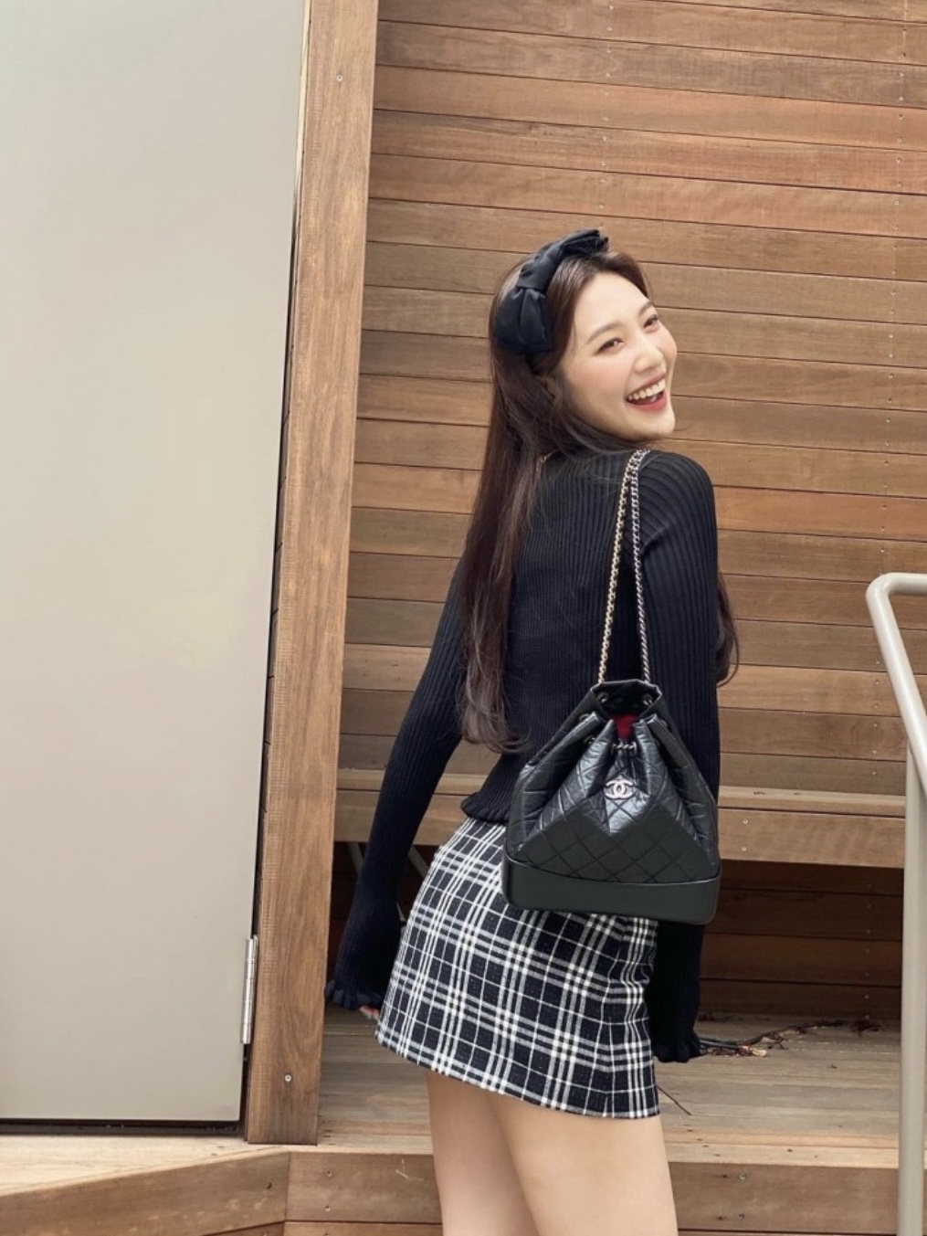 샤넬 가브리엘 백팩 스몰 빈티지 카프스킨 & 골드 실버 메탈 블랙 착용 스타일