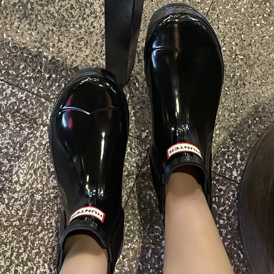 (W) Hunter Commando Gloss Chelsea Boots Black 착용 스타일