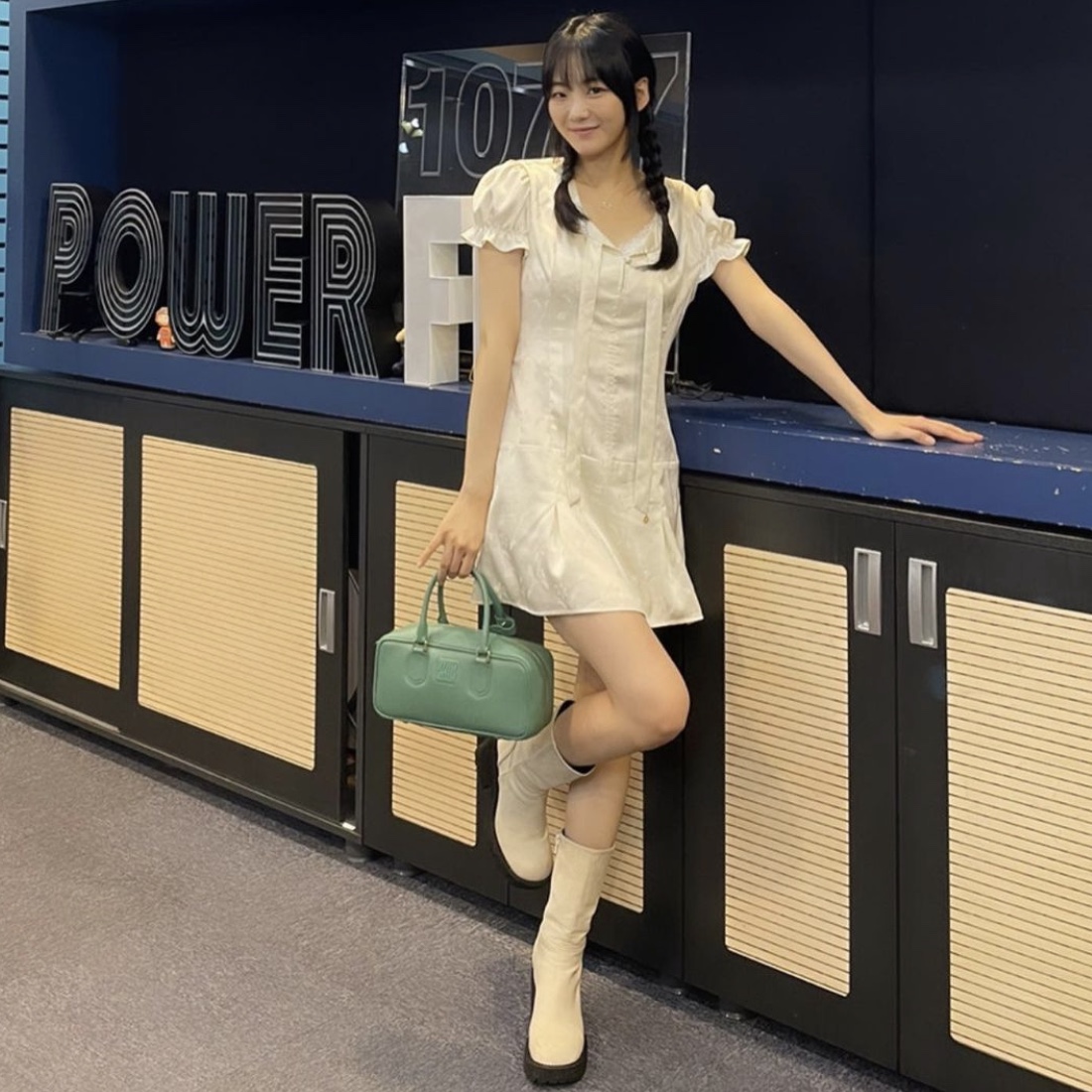 Miu Miu Leather Top Handle Bag Sage Green 착용 스타일 - 2