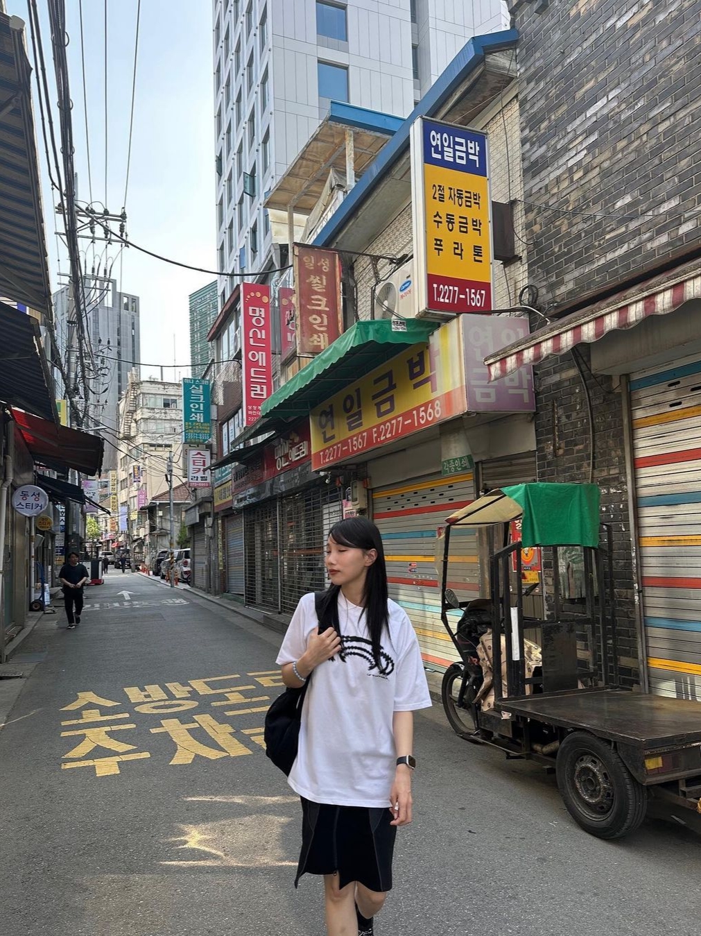 아트오브필드 언발란스 미디 스커트 블랙, 아트오브필드 빅 심볼 숏슬리브 티셔츠 화이트 착용 스타일 - 3