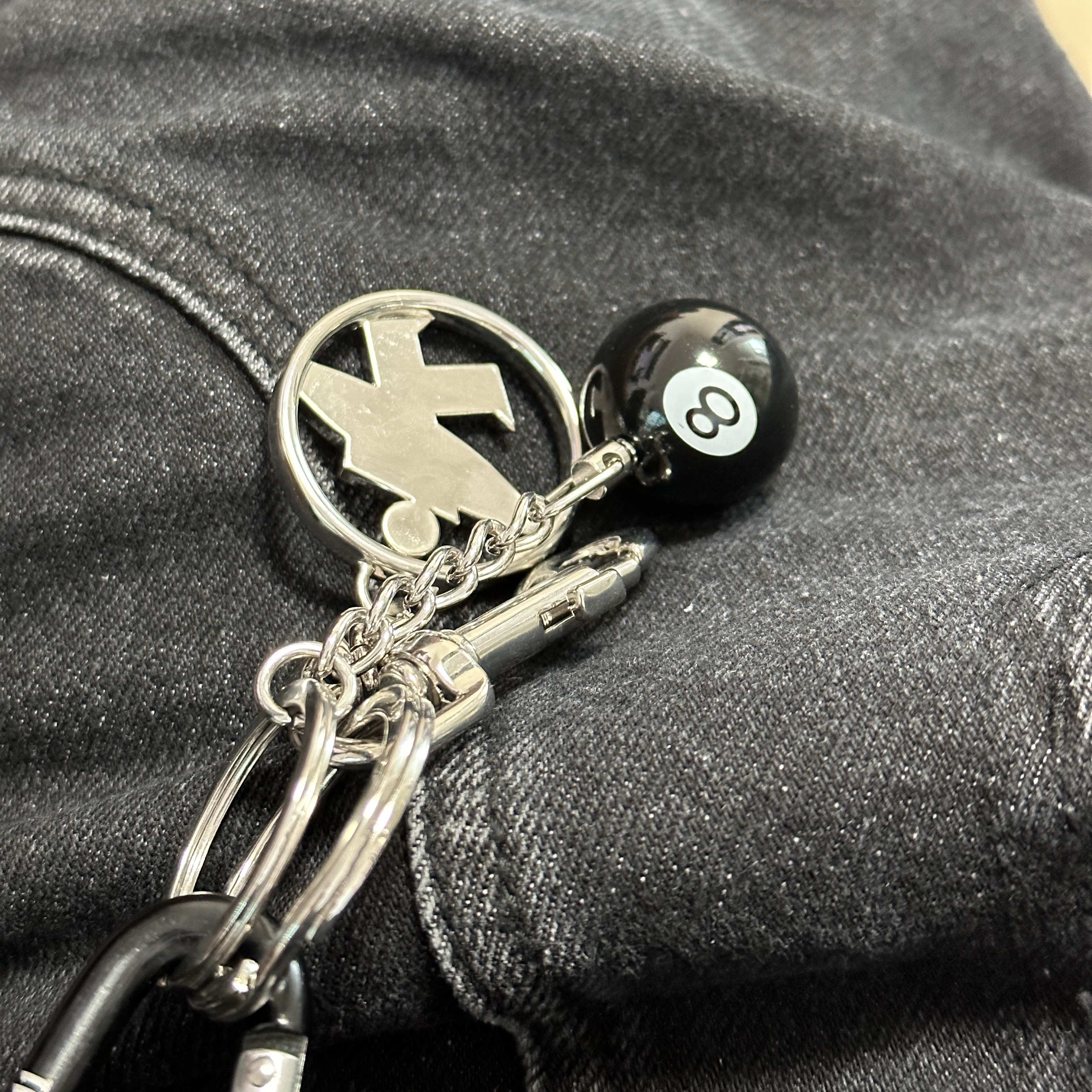 Stussy 8 Ball Keychain Black, Stussy Surfman Keychain Silver 착용 스타일