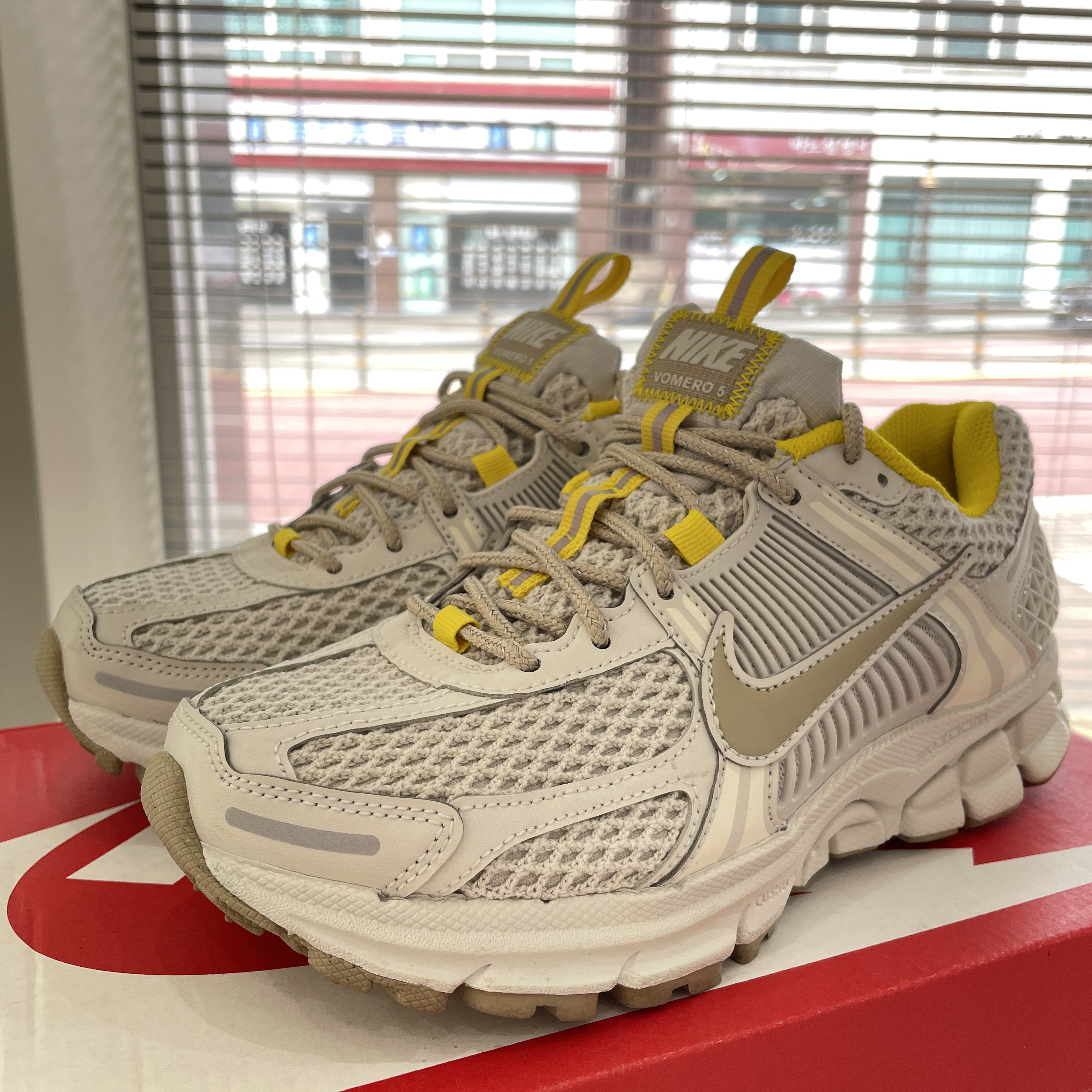 (W) Nike Zoom Vomero 5 Light Bone 착용 스타일 - 3