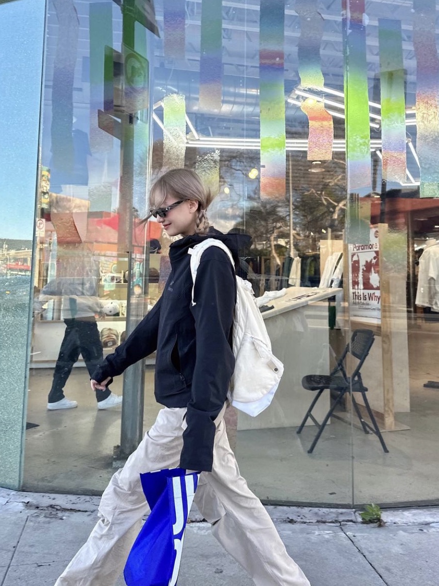 Gentle Monster The Bell 01 Black, (W) Arc'teryx Beta LT Jacket Black 착용 스타일 - 3