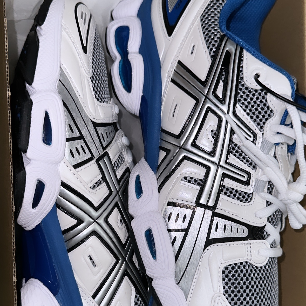 Asics Gel-Nimbus 9 White Lake Drive 착용 스타일