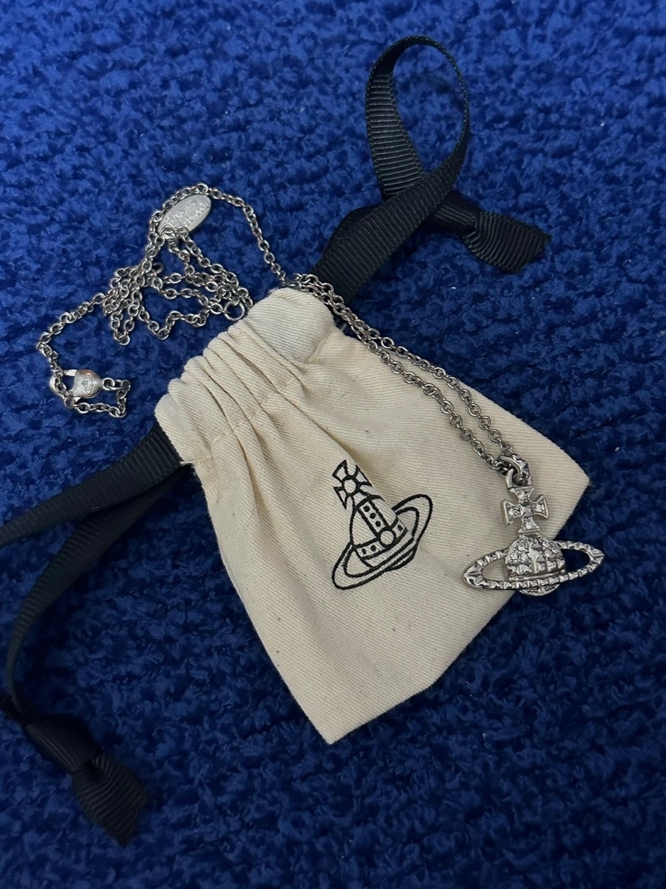 Vivienne Westwood Mayfair Bas Relief Pendant Silver 착용 스타일