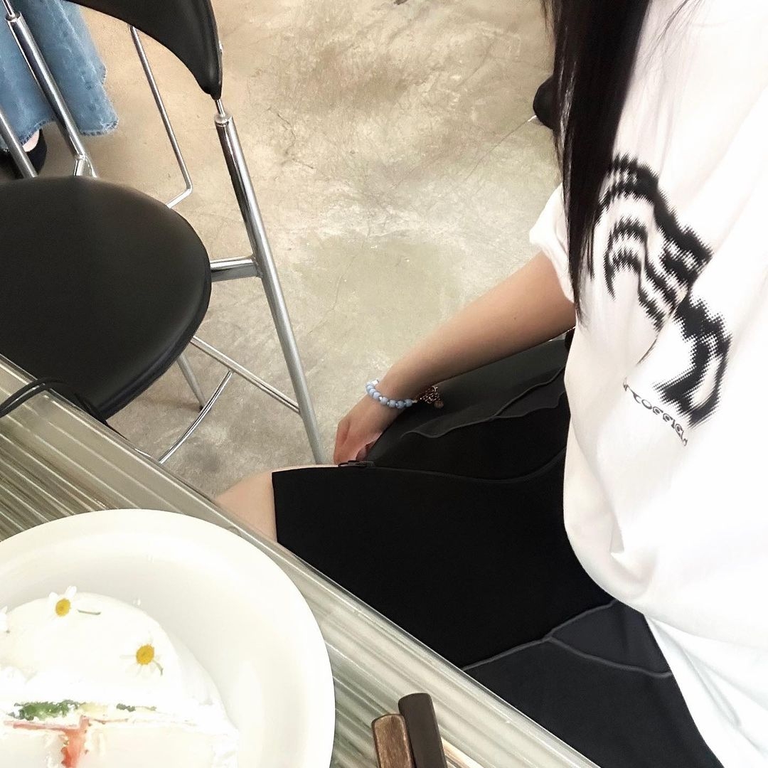 Art of Field Big Symbol Short Sleeve T-Shirt White, Art of Field Unbalanced Midi Skirt Black 착용 스타일 - 3