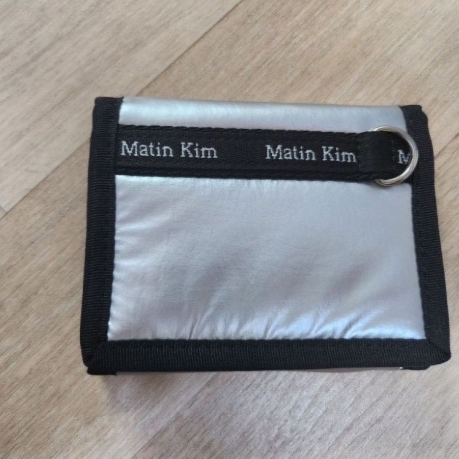 Matin Kim Glossy Camp Wallet White 착용 스타일
