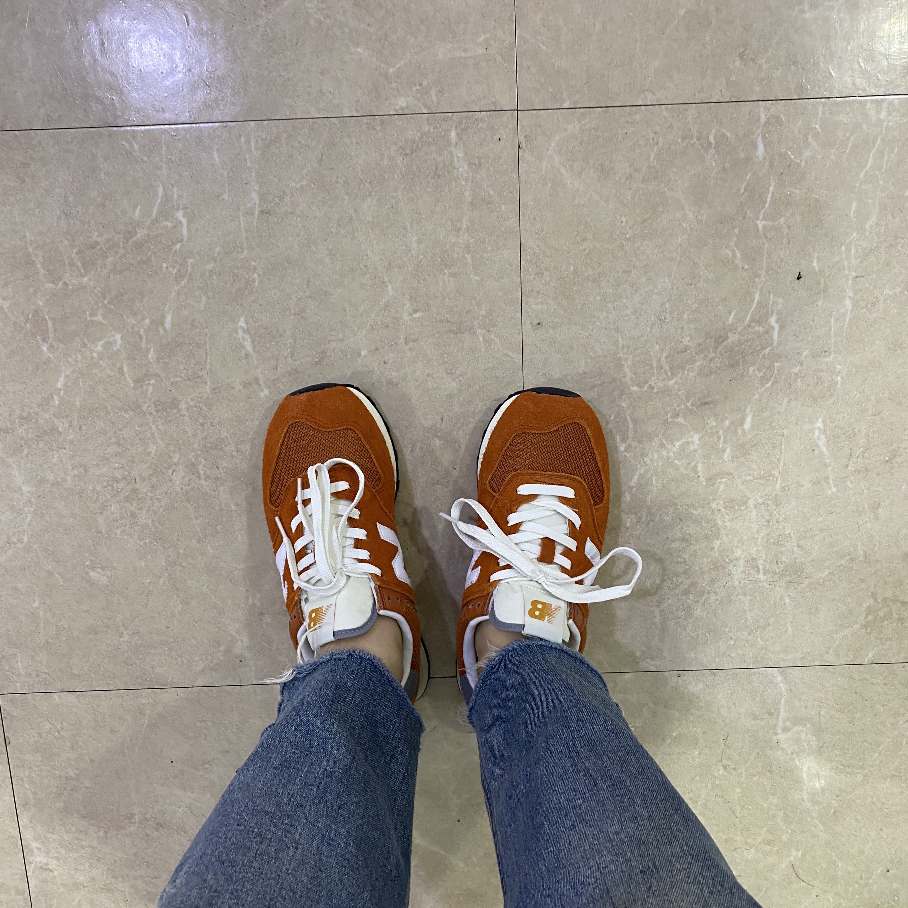 New Balance 574 Heritage Orange Burst White 착용 스타일