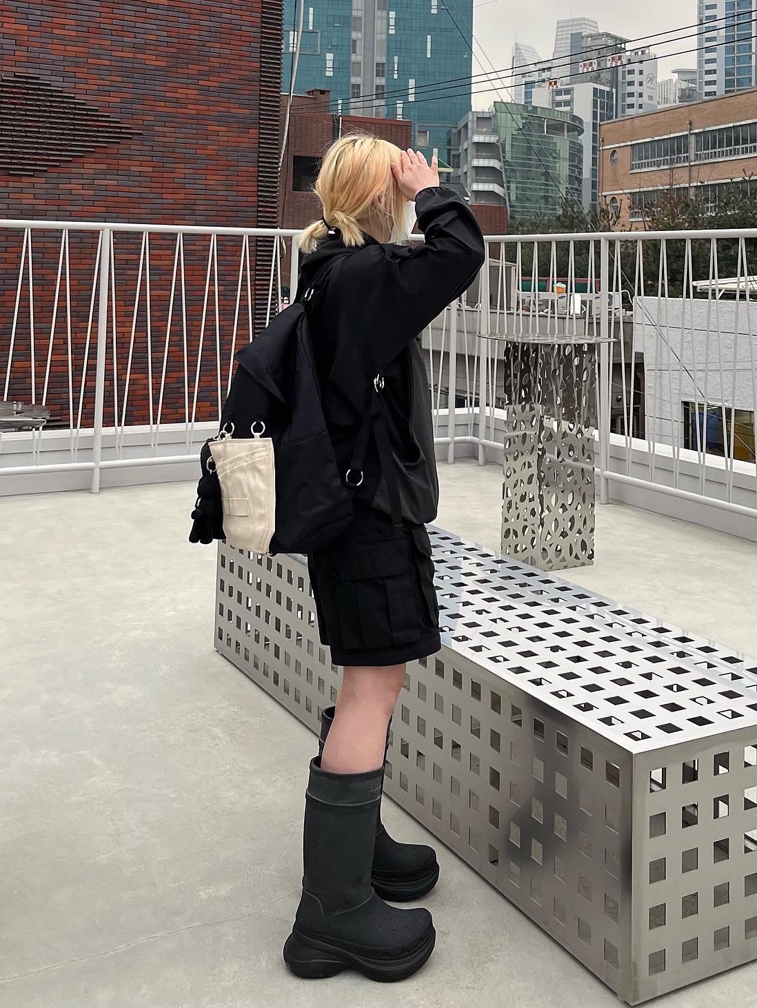 (W) 미스치프 SS 컬러블록 윈드브레이커 블랙, 발렌시아가 x 크록스 러버 부츠 블랙 착용 스타일 - 4