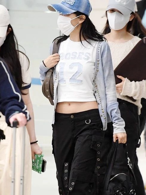 2000Archives Roses Denim Ball Cap 착용 스타일