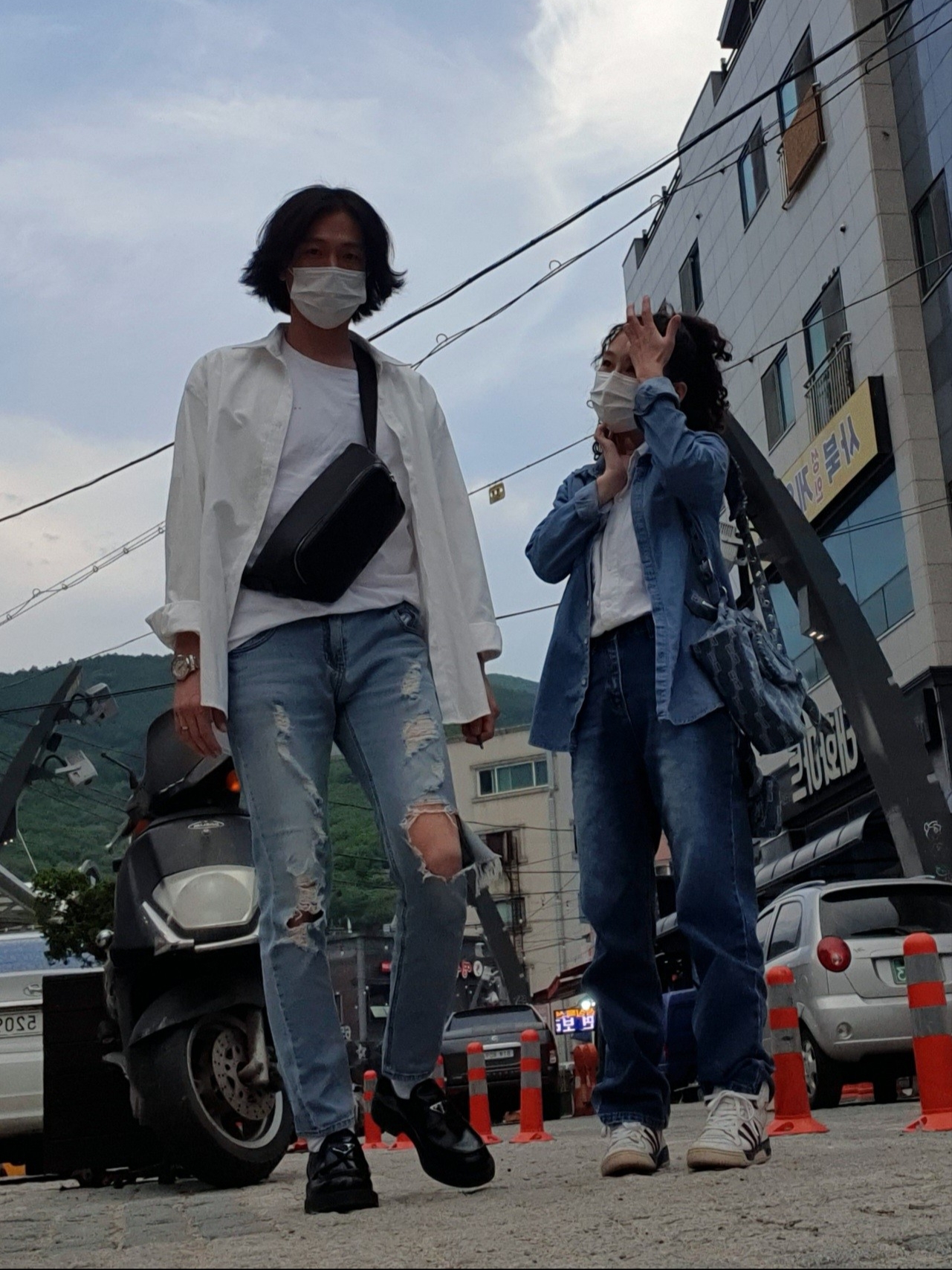 프라다 초콜릿 브러쉬드 레더 로퍼 블랙 착용 스타일 - 2