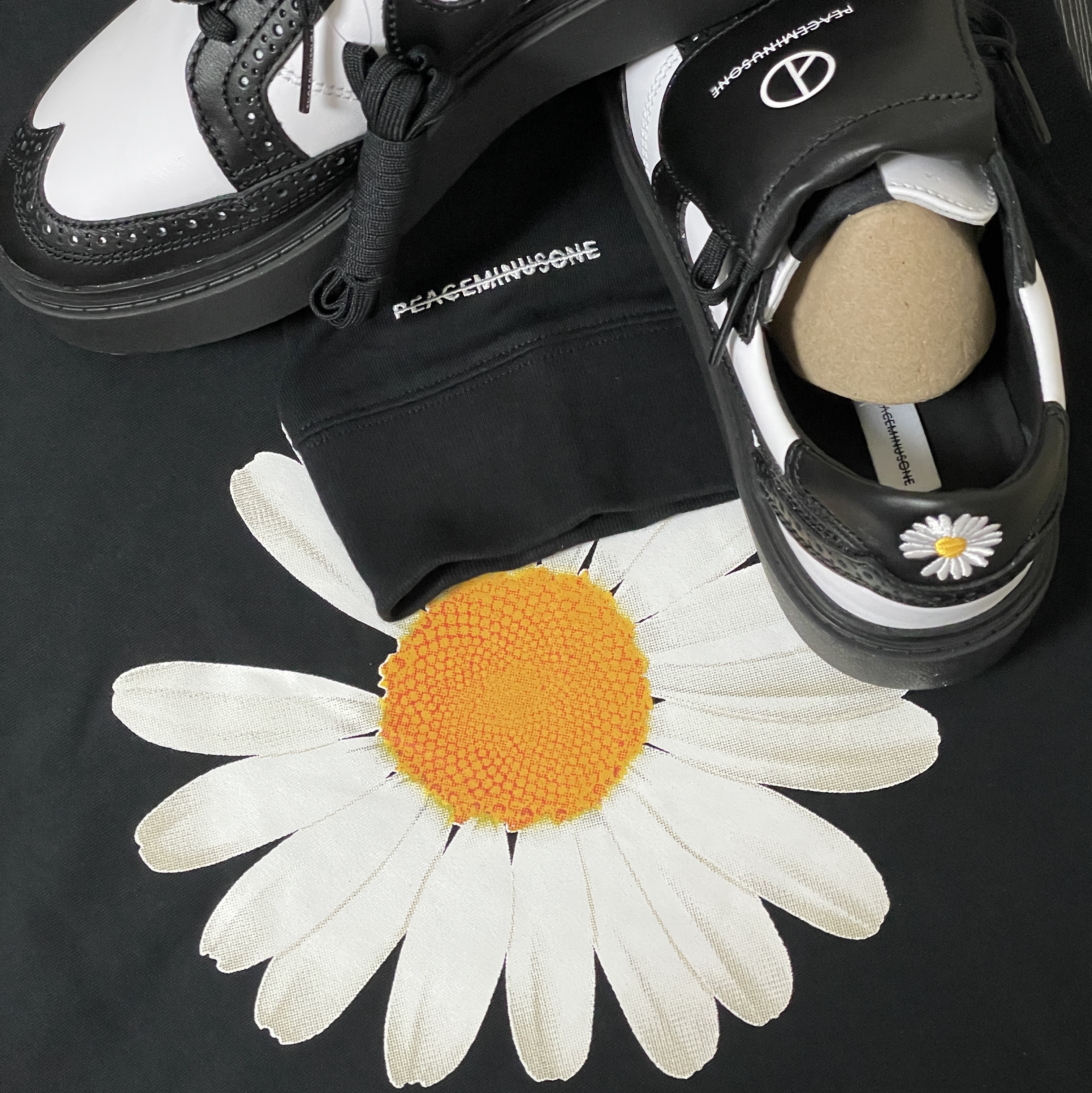 Nike x Peaceminusone LS T-Shirt Black (DR0098-010), Nike x Peaceminusone Kwondo1 Black and White 착용 스타일
