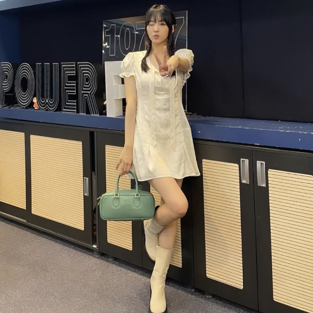 Miu Miu Leather Top Handle Bag Sage Green 착용 스타일 - 1
