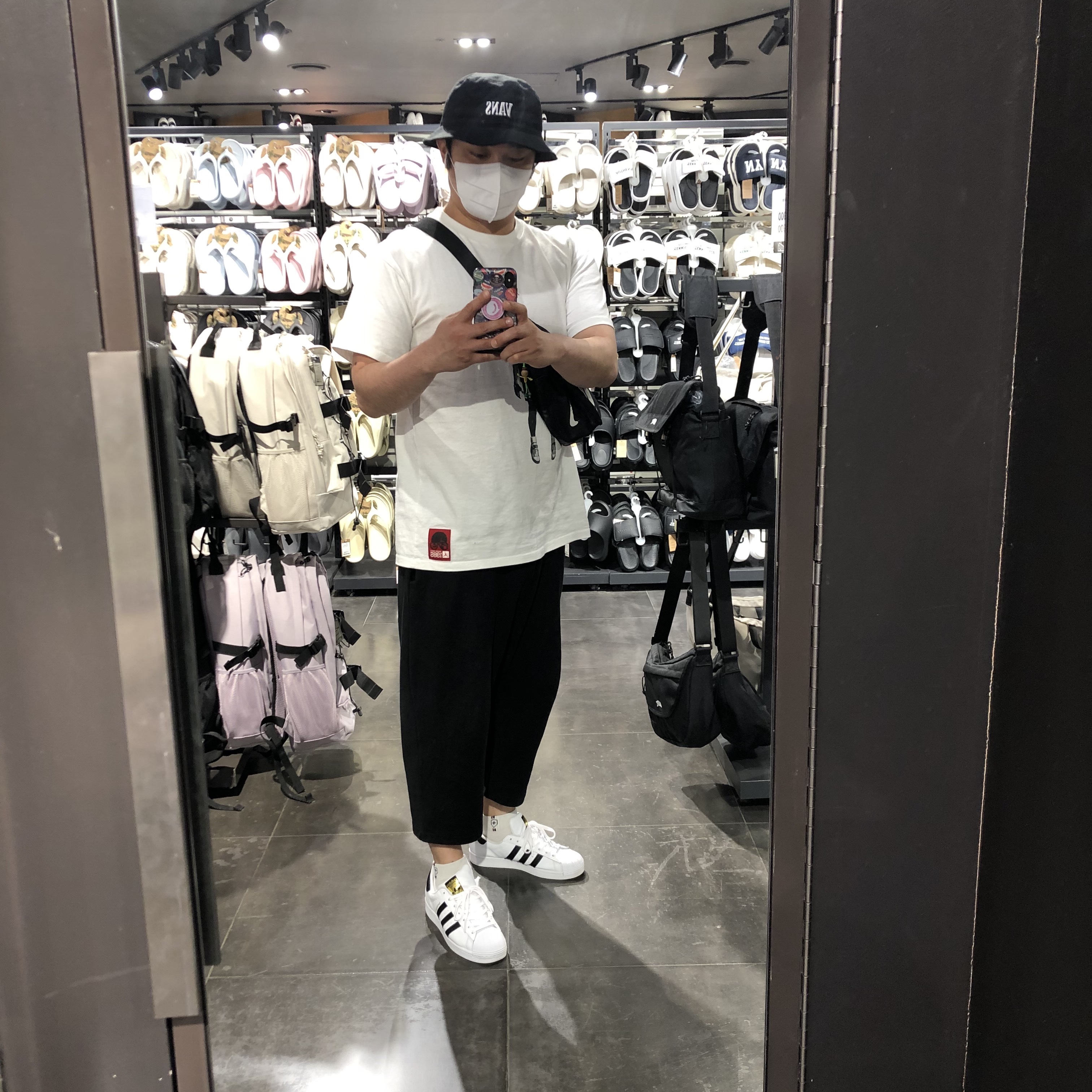 Adidas Superstar White Black 착용 스타일 - 1
