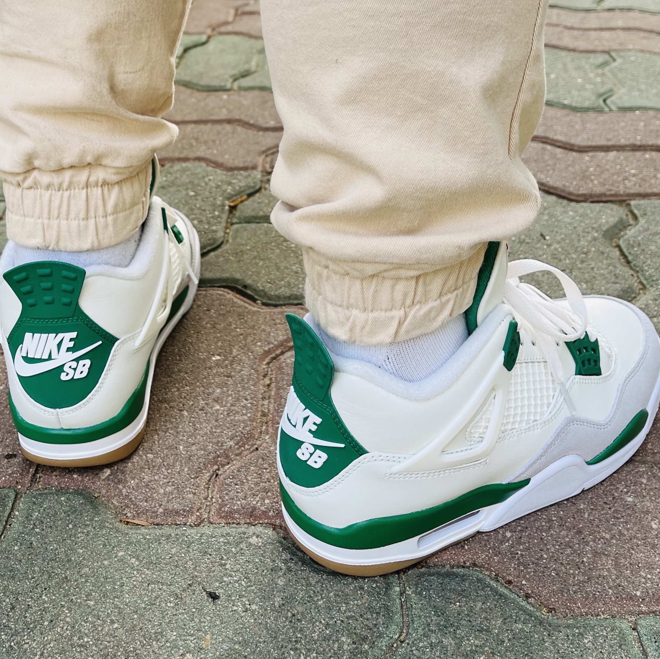 Jordan 4 x Nike SB Retro SP Pine Green 착용 스타일