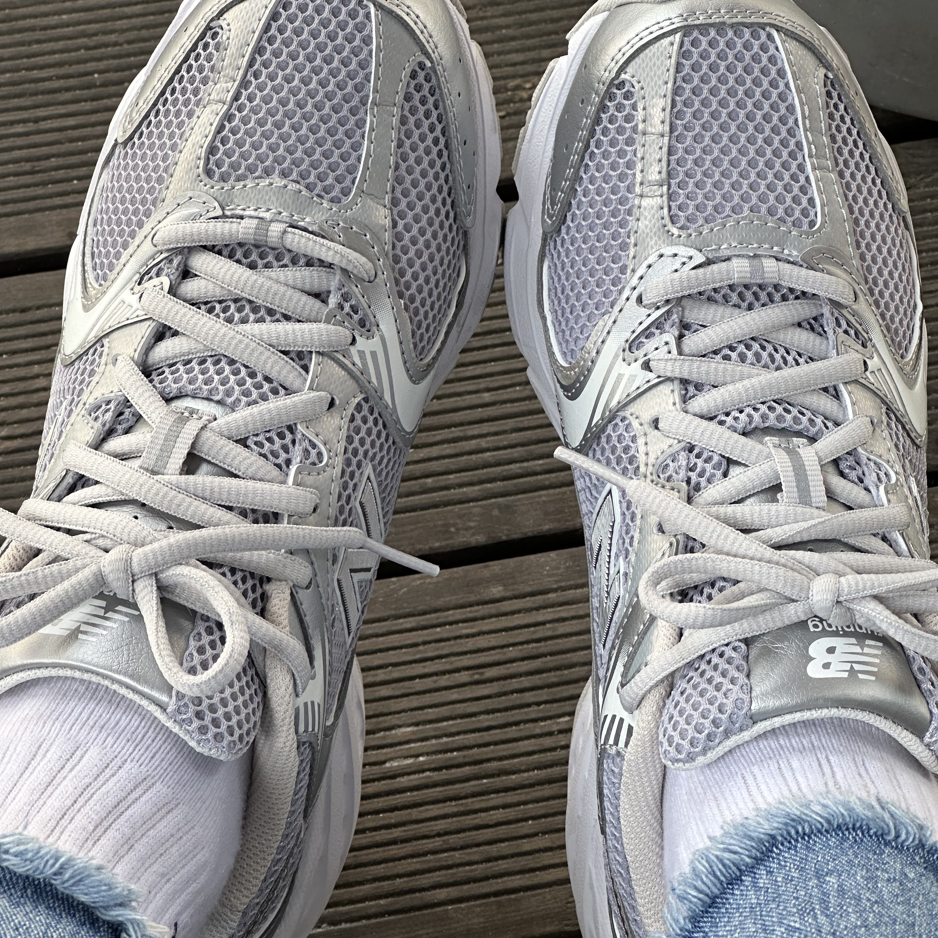 New Balance 530 Silver Grey 착용 스타일 - 1