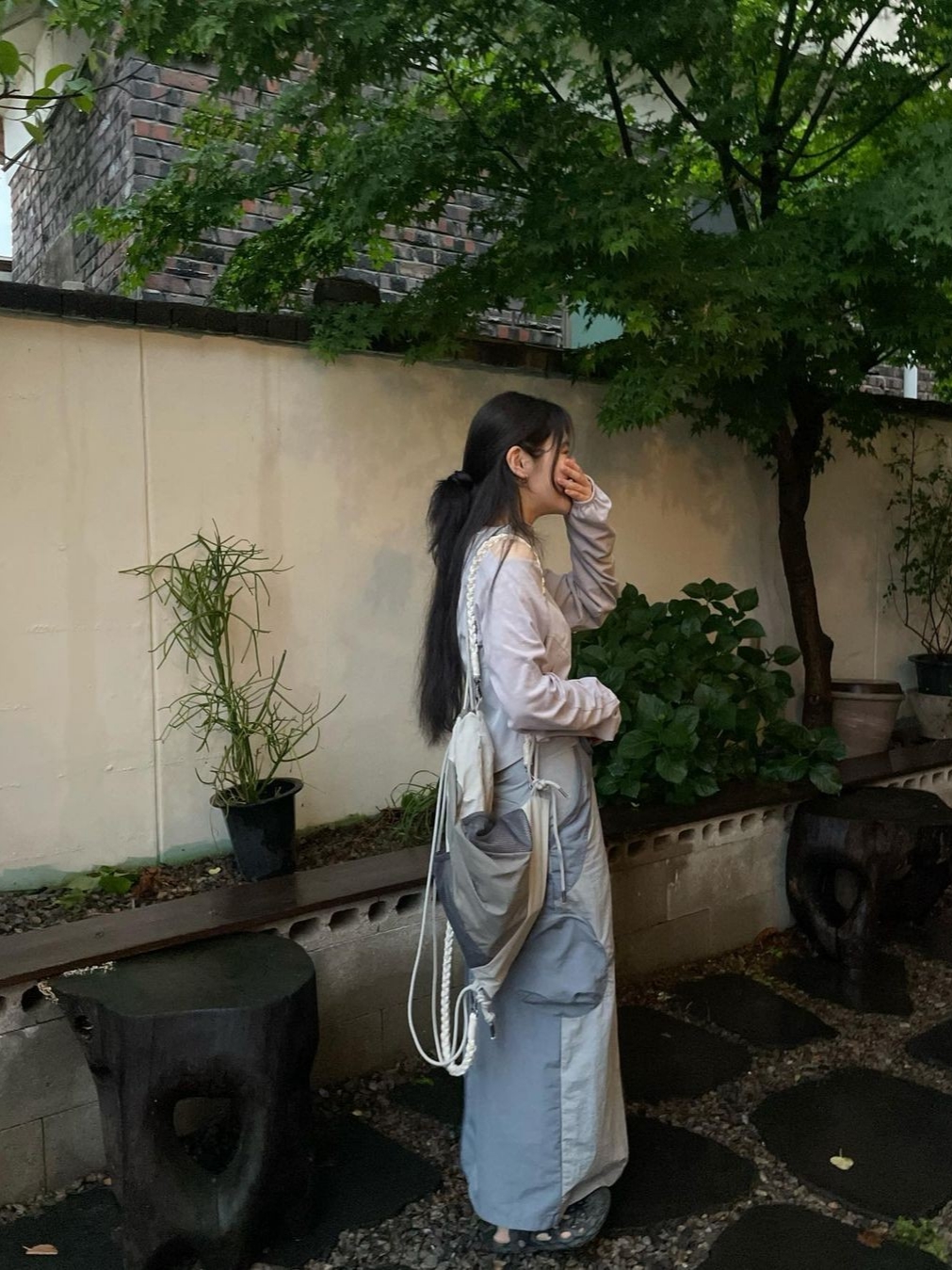 Art Of Field Off The Shoulder Hooded Jacket Light Gray, Art Of Field Flap Pocket Long Skirt Blue 착용 스타일 - 3