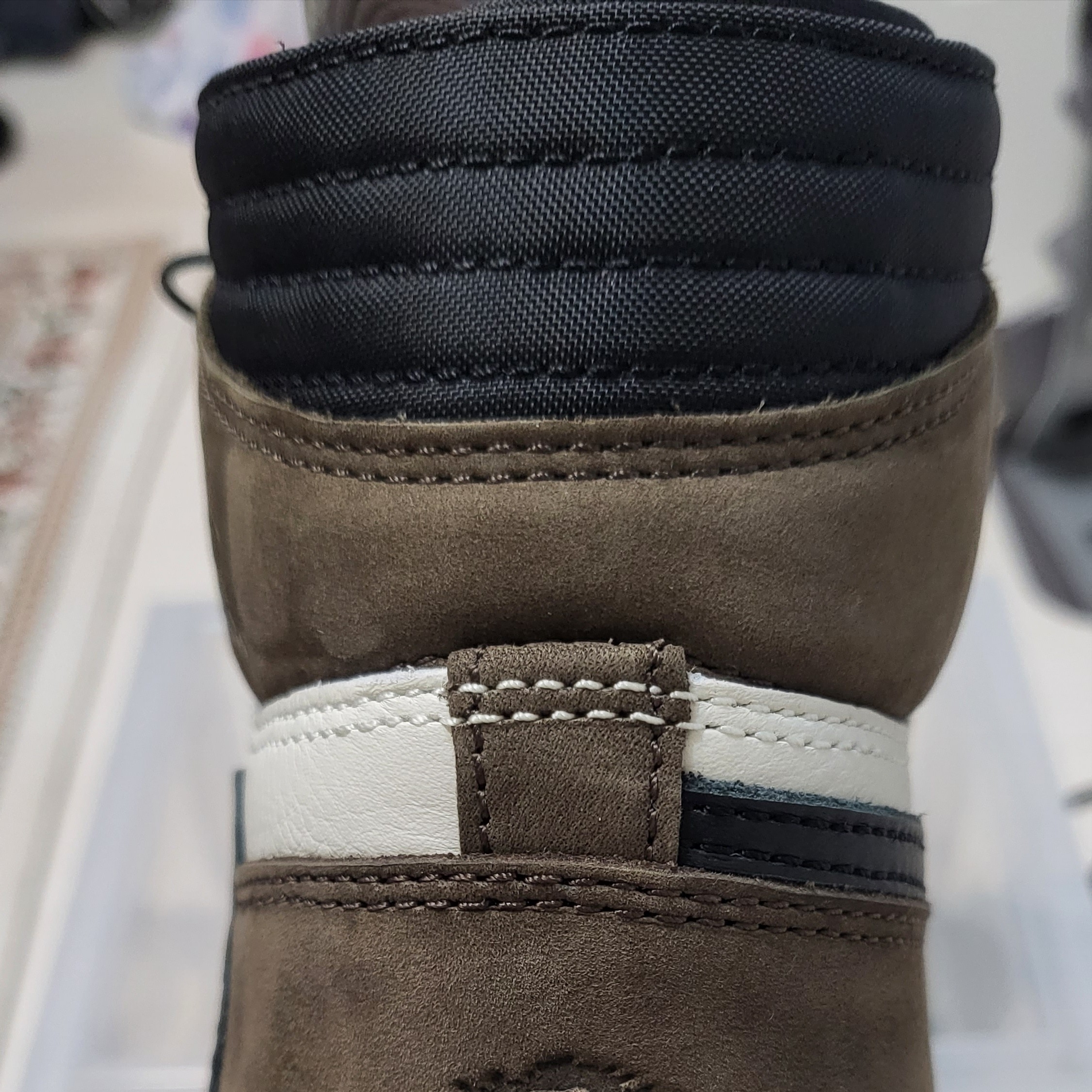 Jordan 1 x Travis Scott Retro High OG SP Mocha 착용 스타일 - 4