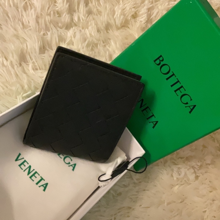 Bottega Veneta Bi-Fold Wallet Black 착용 스타일