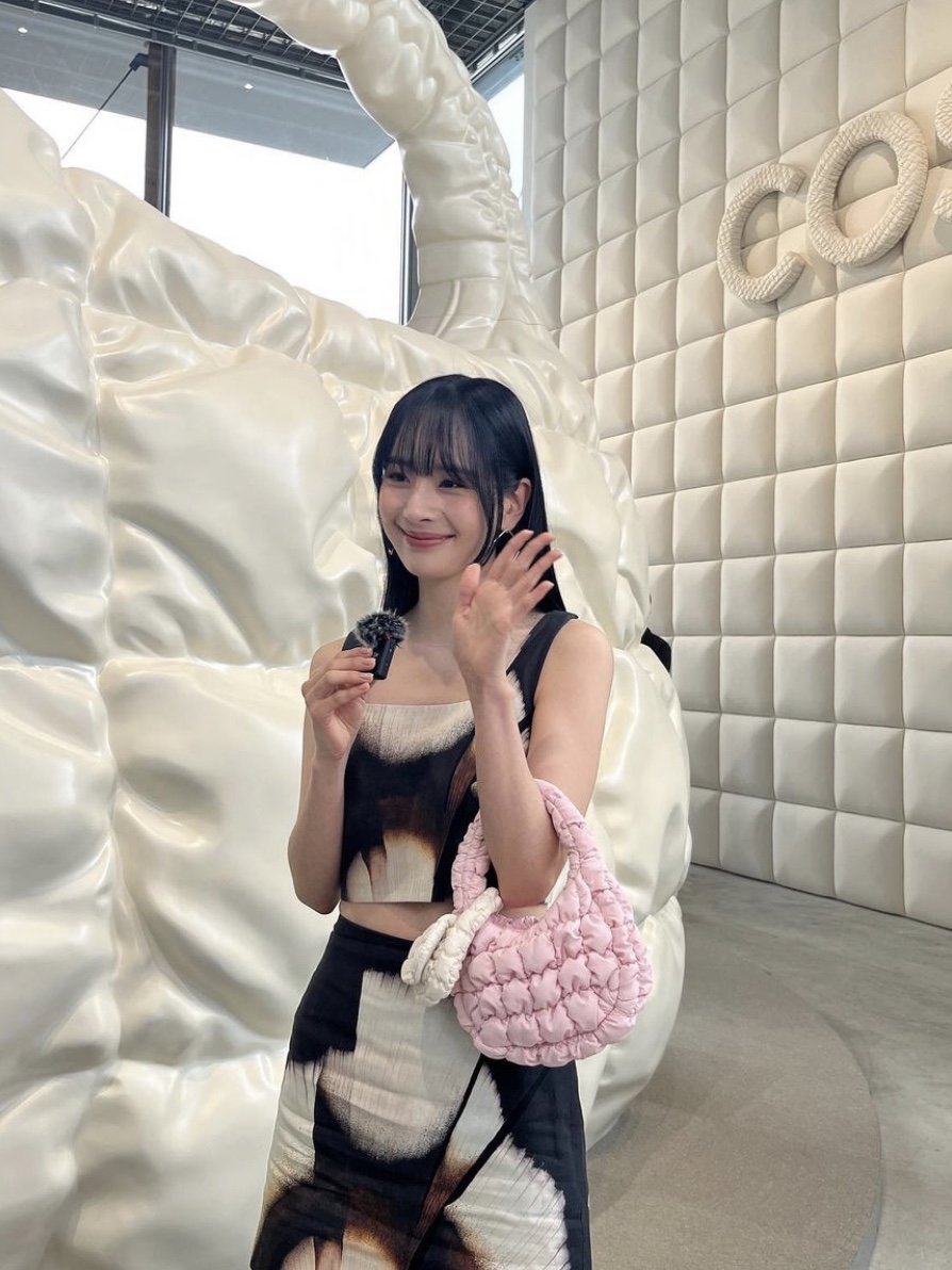 COS Quilted Mini Bag Light Pink 착용 스타일 - 4