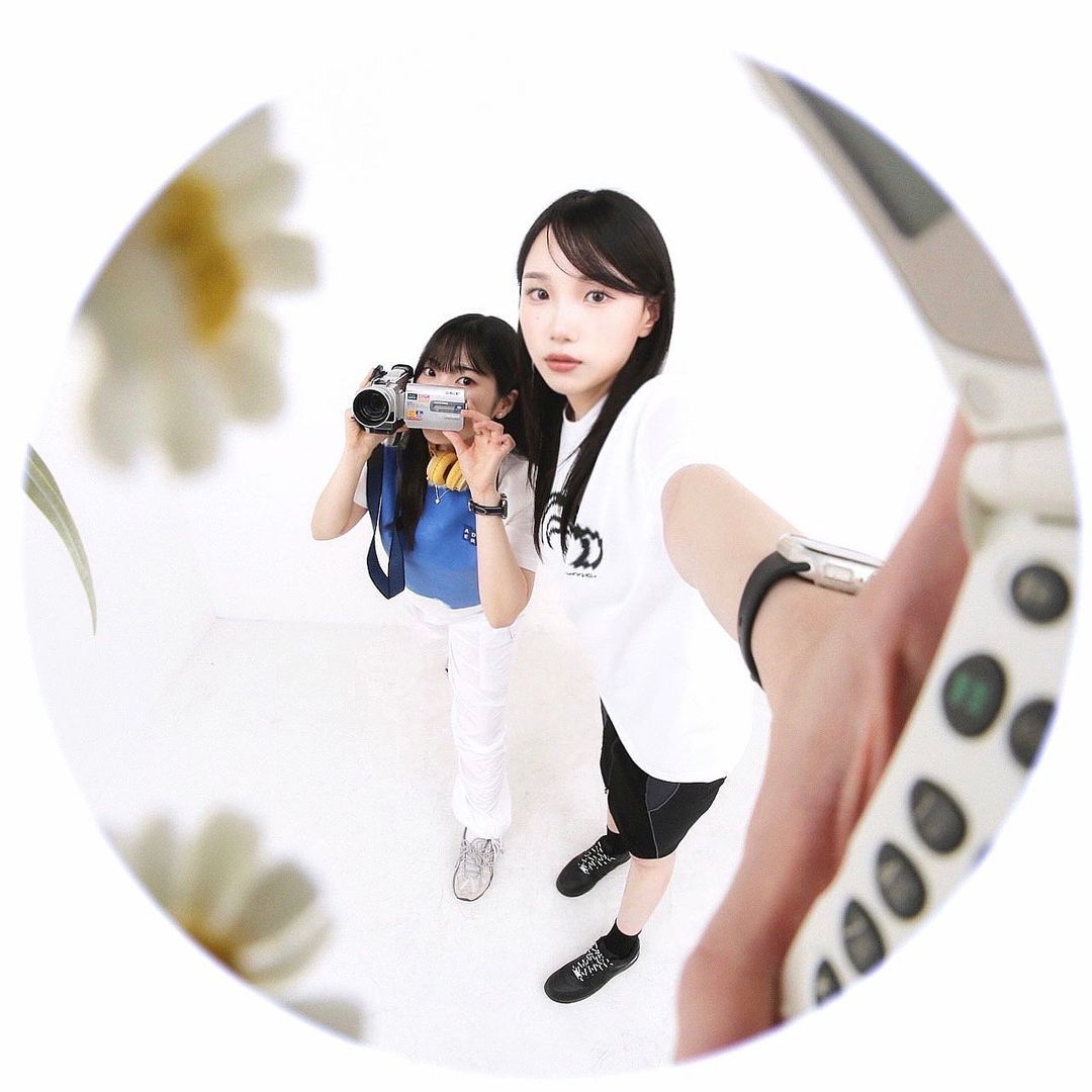 Art of Field Big Symbol Short Sleeve T-Shirt White, Art of Field Unbalanced Midi Skirt Black 착용 스타일 - 4