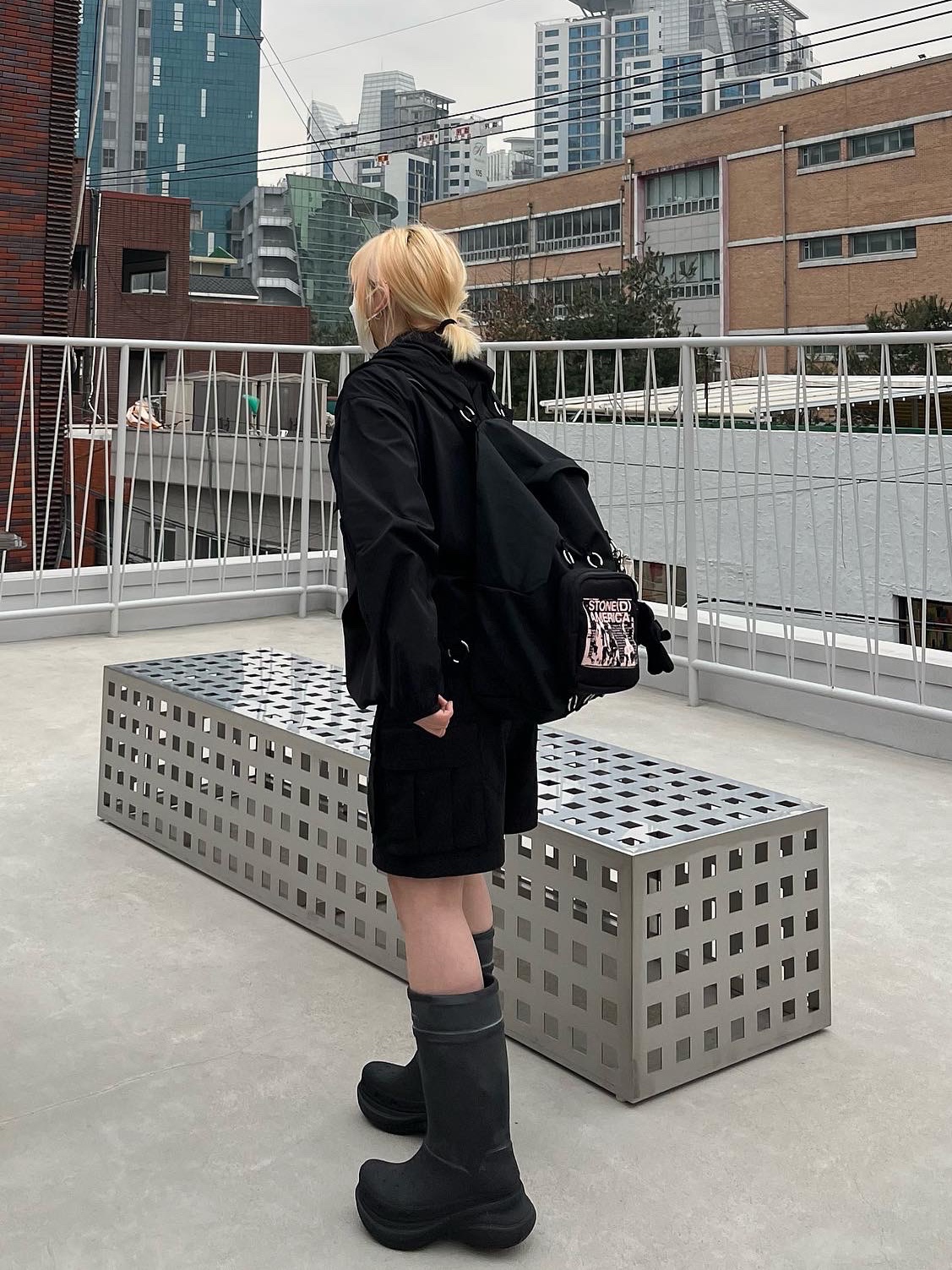 (W) 미스치프 SS 컬러블록 윈드브레이커 블랙, 발렌시아가 x 크록스 러버 부츠 블랙 착용 스타일 - 3