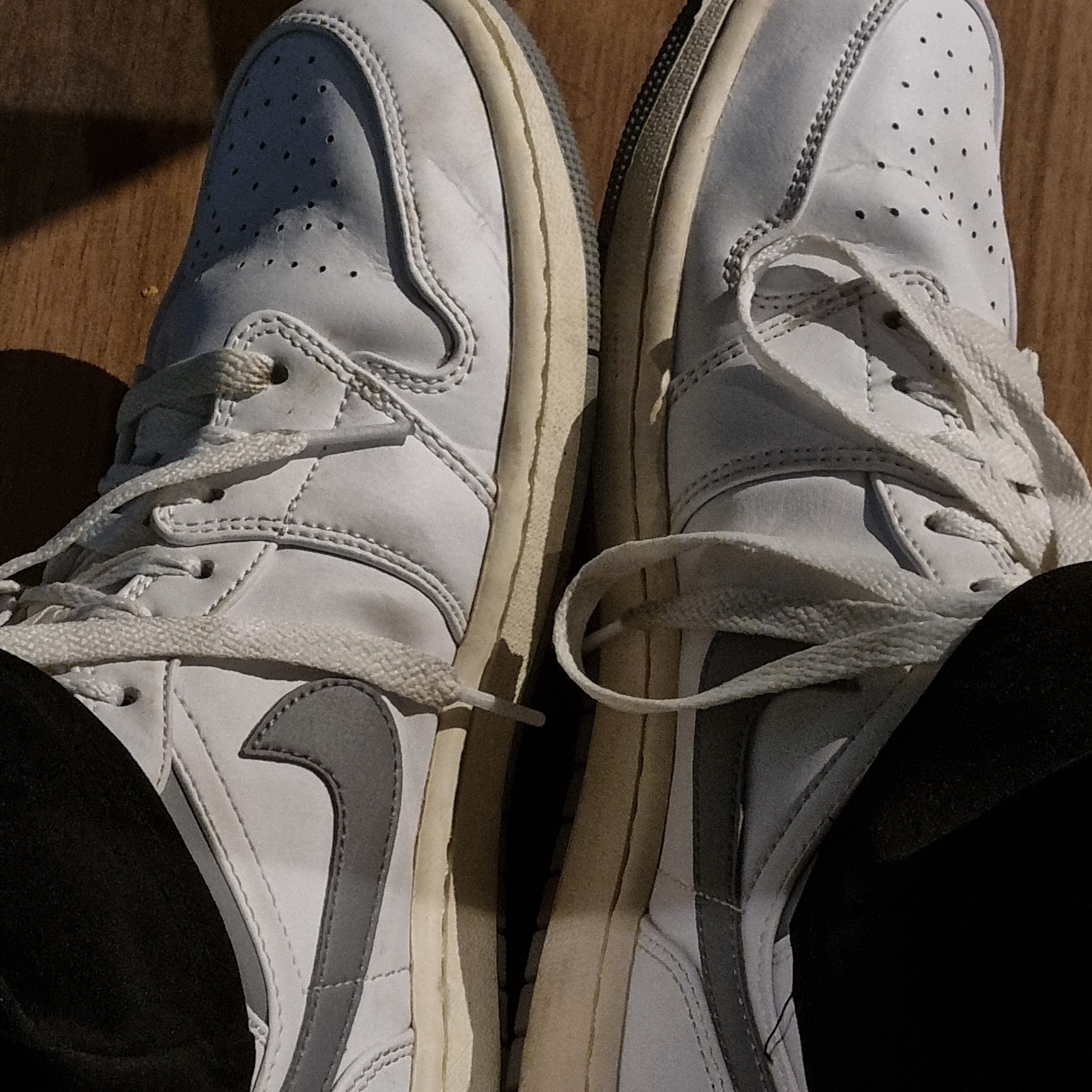 Jordan 1 Mid White Stealth 착용 스타일